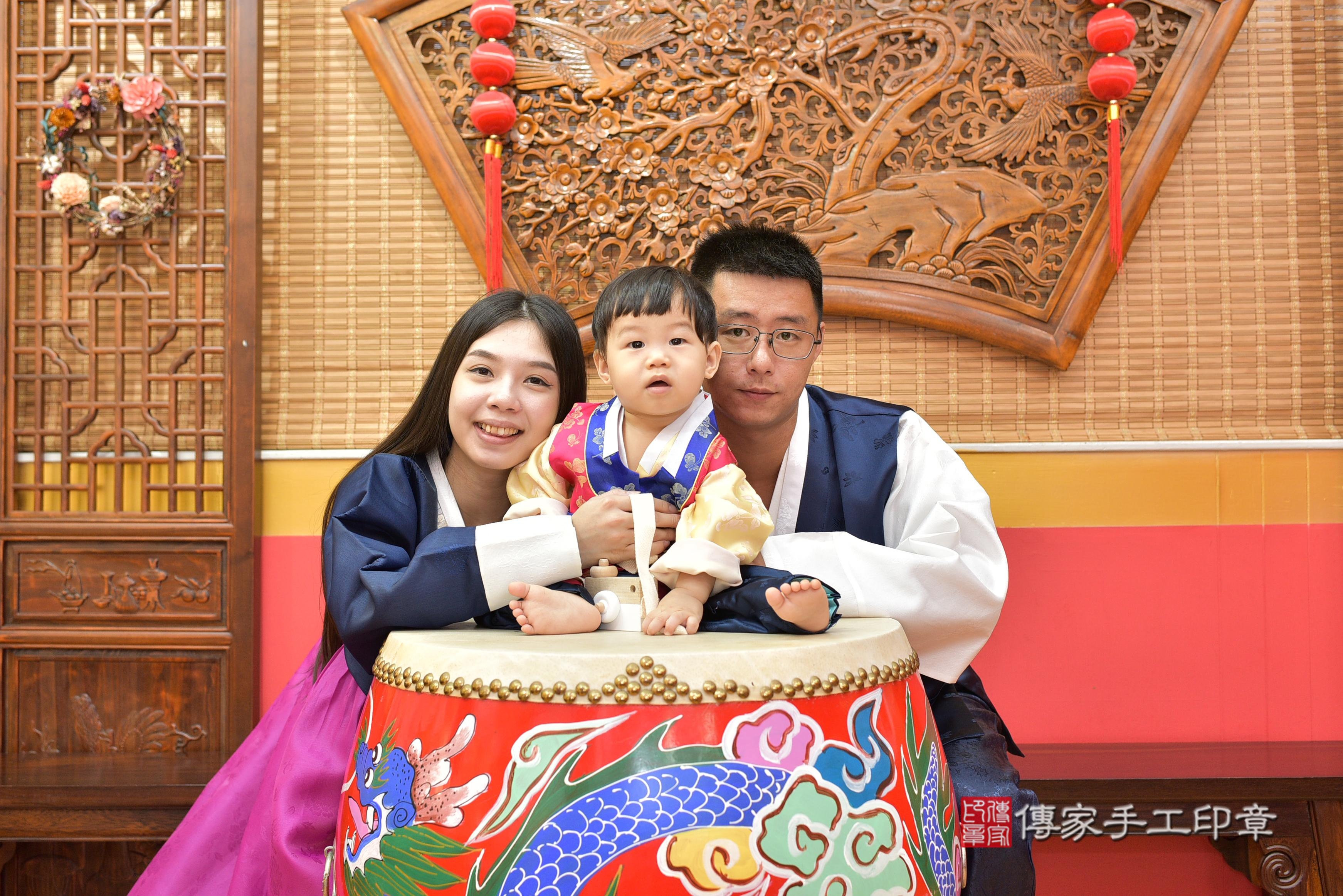 傳家手工印章桃園店、抓周、度脺、美式風會場、傳家嬰兒古禮、吉祥話、抓周道具物品24種、拍照。抓周證書。寶寶抓周、滿周歲、生日快樂、祝福 傳家手工印章桃園店、抓周、度脺、美式風會場、傳家嬰兒古禮、吉祥話、抓周道具物品24種、拍照。抓周證書。寶寶抓周、滿周歲、生日快樂、祝福