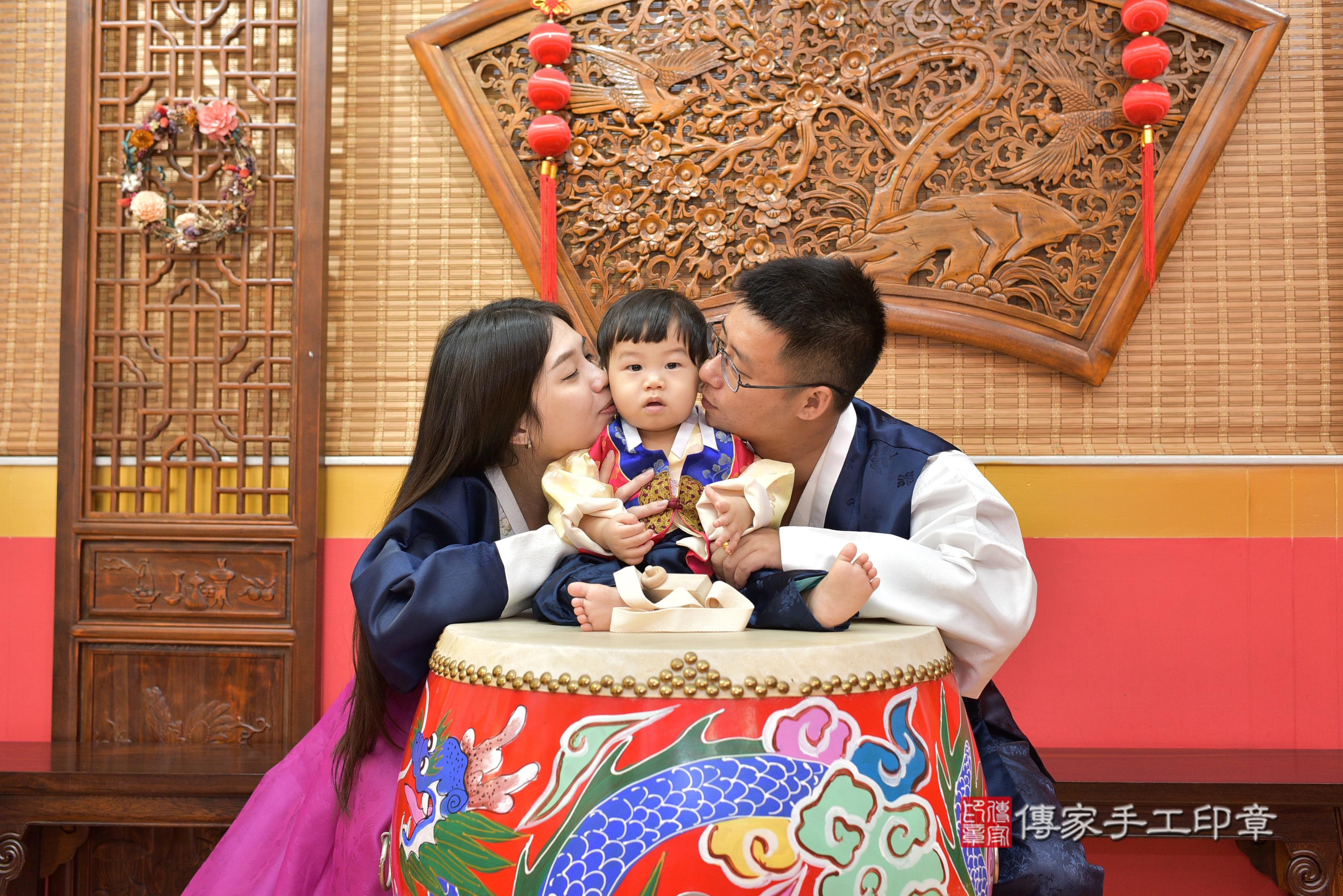 傳家手工印章桃園店、抓周、度脺、美式風會場、傳家嬰兒古禮、吉祥話、抓周道具物品24種、拍照。抓周證書。寶寶抓周、滿周歲、生日快樂、祝福 傳家手工印章桃園店、抓周、度脺、美式風會場、傳家嬰兒古禮、吉祥話、抓周道具物品24種、拍照。抓周證書。寶寶抓周、滿周歲、生日快樂、祝福