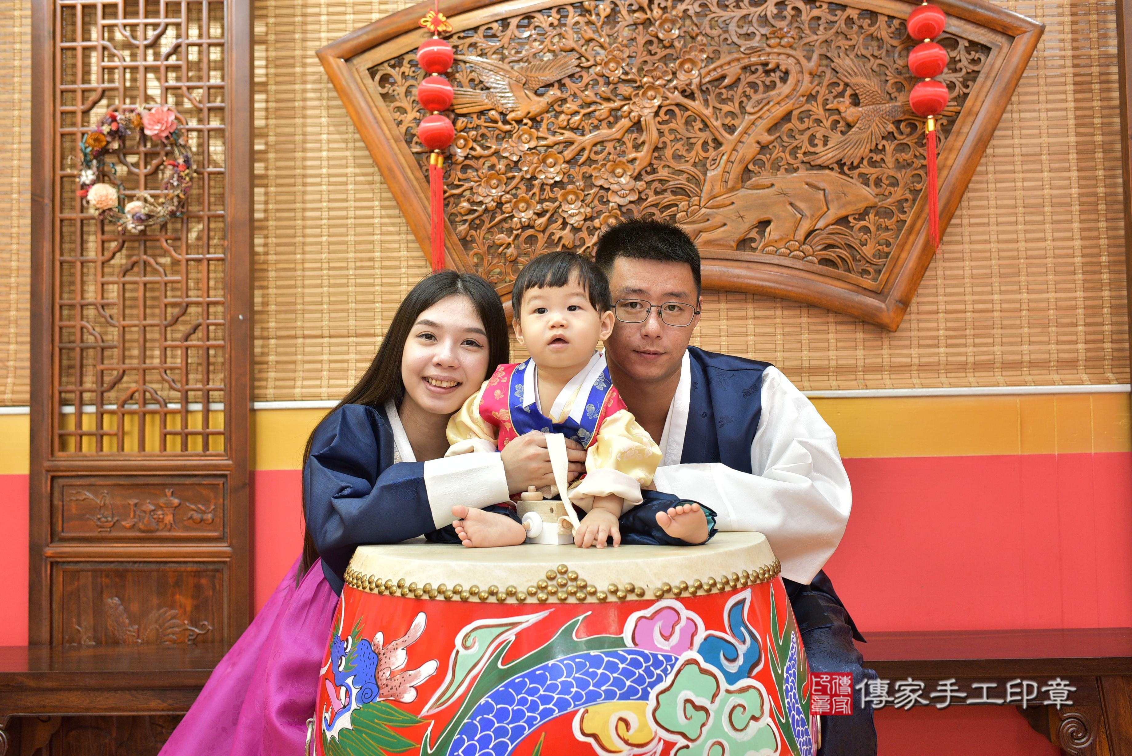 傳家手工印章桃園店、抓周、度脺、美式風會場、傳家嬰兒古禮、吉祥話、抓周道具物品24種、拍照。抓周證書。寶寶抓周、滿周歲、生日快樂、祝福 傳家手工印章桃園店、抓周、度脺、美式風會場、傳家嬰兒古禮、吉祥話、抓周道具物品24種、拍照。抓周證書。寶寶抓周、滿周歲、生日快樂、祝福