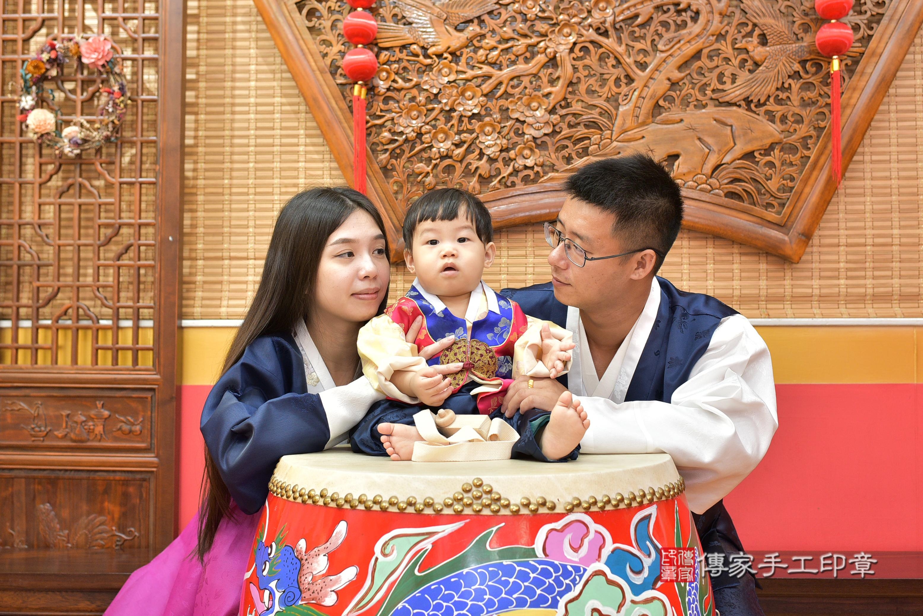 傳家手工印章桃園店、抓周、度脺、美式風會場、傳家嬰兒古禮、吉祥話、抓周道具物品24種、拍照。抓周證書。寶寶抓周、滿周歲、生日快樂、祝福 傳家手工印章桃園店、抓周、度脺、美式風會場、傳家嬰兒古禮、吉祥話、抓周道具物品24種、拍照。抓周證書。寶寶抓周、滿周歲、生日快樂、祝福