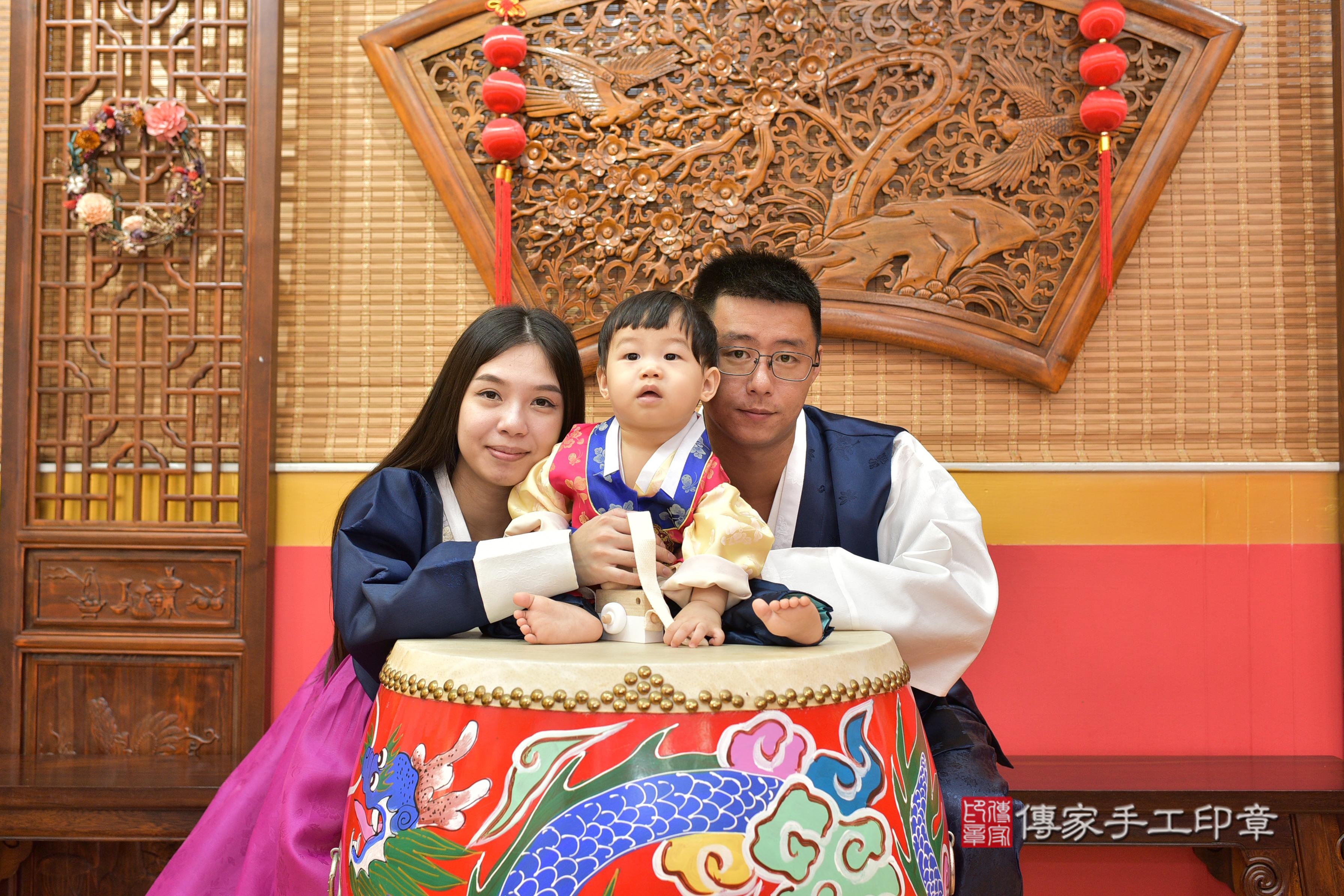 傳家手工印章桃園店、抓周、度脺、美式風會場、傳家嬰兒古禮、吉祥話、抓周道具物品24種、拍照。抓周證書。寶寶抓周、滿周歲、生日快樂、祝福 傳家手工印章桃園店、抓周、度脺、美式風會場、傳家嬰兒古禮、吉祥話、抓周道具物品24種、拍照。抓周證書。寶寶抓周、滿周歲、生日快樂、祝福