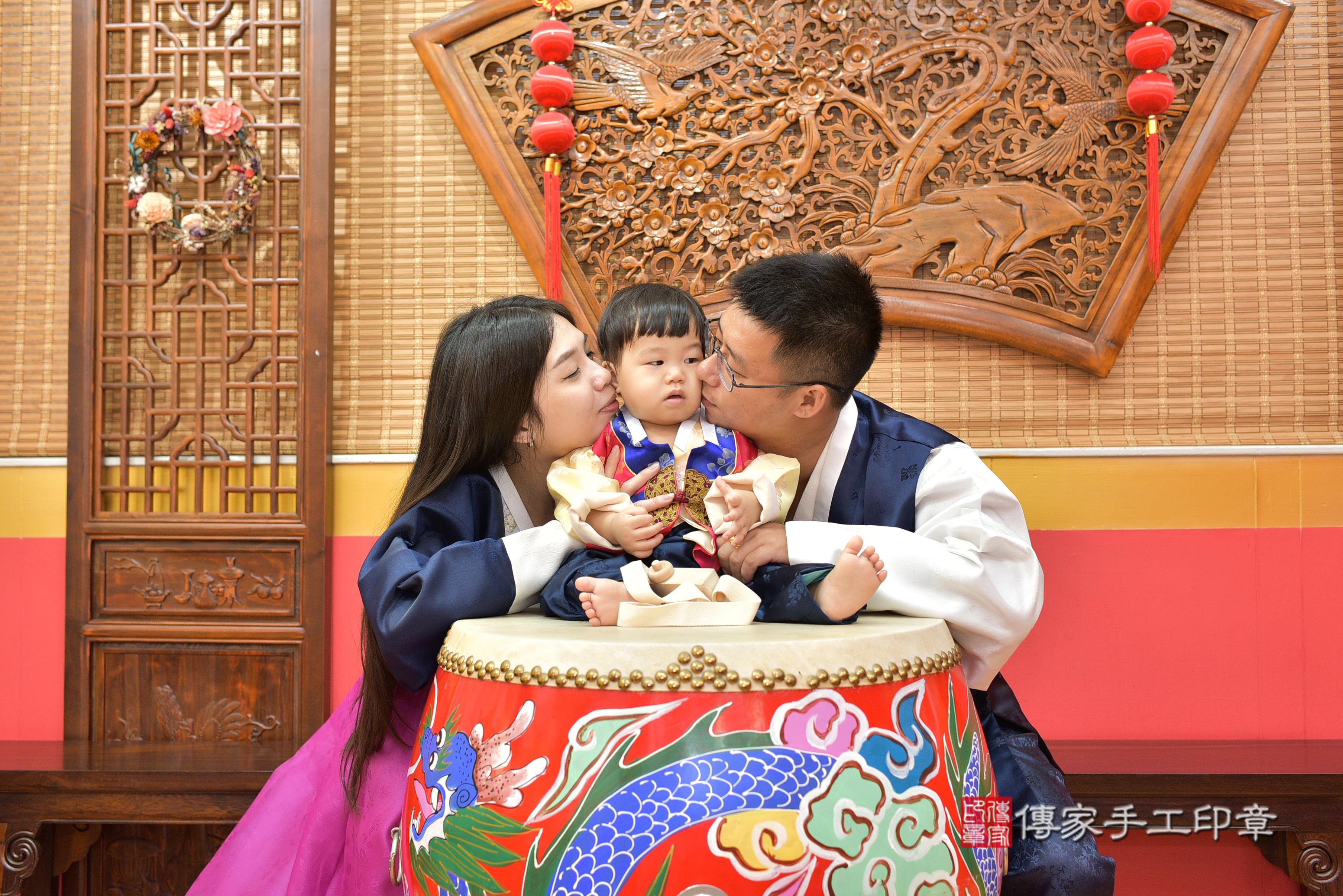 傳家手工印章桃園店、抓周、度脺、美式風會場、傳家嬰兒古禮、吉祥話、抓周道具物品24種、拍照。抓周證書。寶寶抓周、滿周歲、生日快樂、祝福 傳家手工印章桃園店、抓周、度脺、美式風會場、傳家嬰兒古禮、吉祥話、抓周道具物品24種、拍照。抓周證書。寶寶抓周、滿周歲、生日快樂、祝福