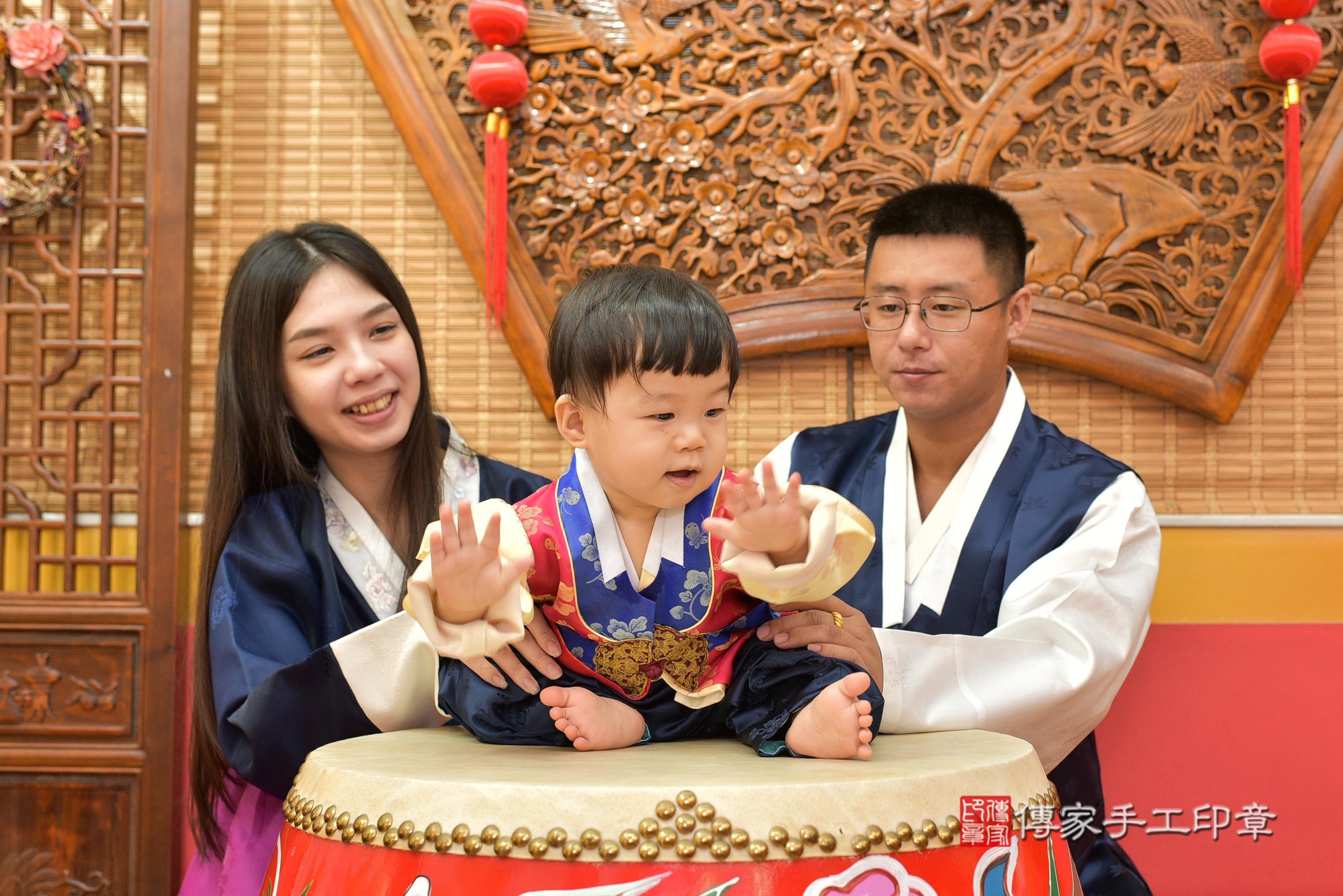 傳家手工印章桃園店、抓周、度脺、美式風會場、傳家嬰兒古禮、吉祥話、抓周道具物品24種、拍照。抓周證書。寶寶抓周、滿周歲、生日快樂、祝福 傳家手工印章桃園店、抓周、度脺、美式風會場、傳家嬰兒古禮、吉祥話、抓周道具物品24種、拍照。抓周證書。寶寶抓周、滿周歲、生日快樂、祝福