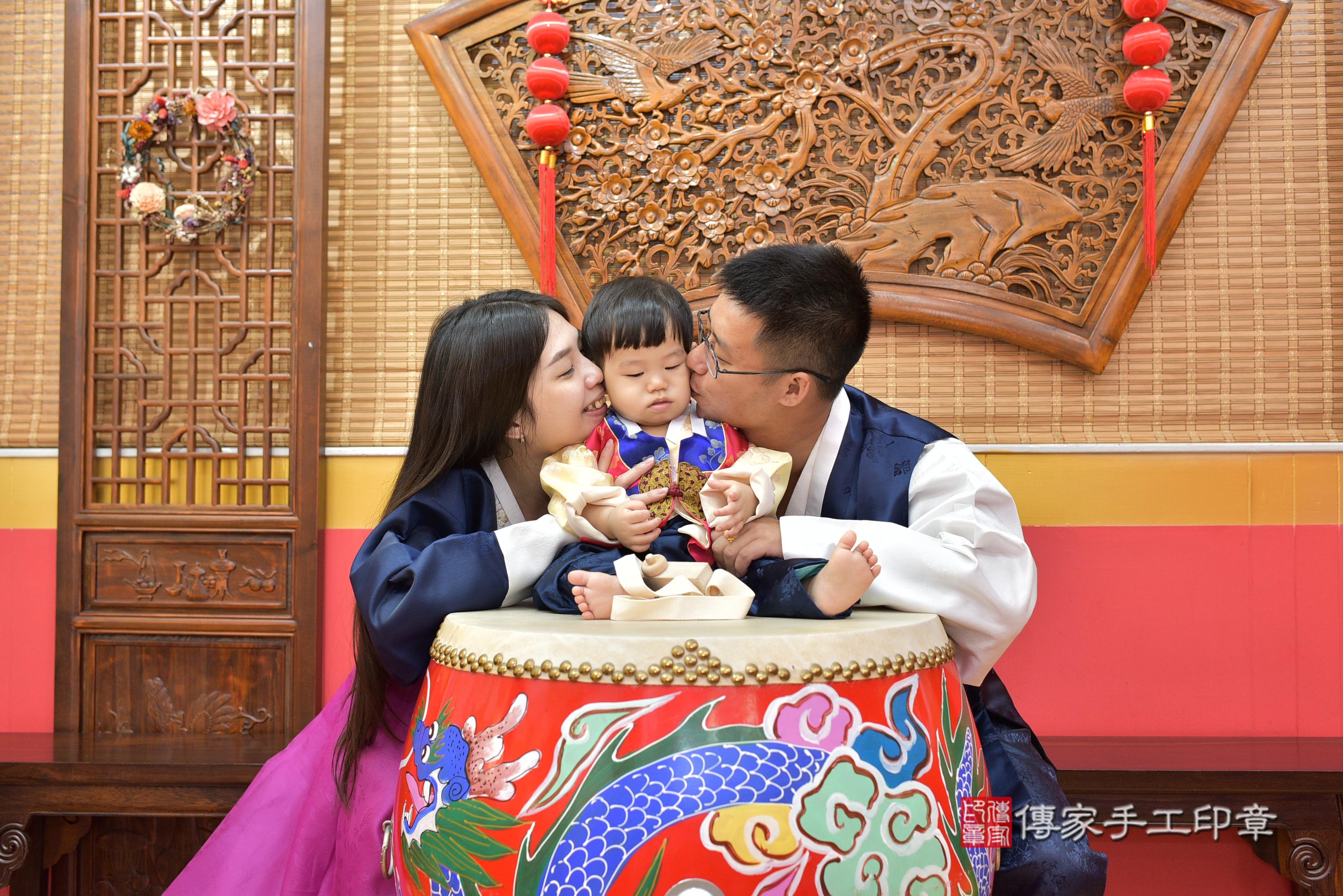 傳家手工印章桃園店、抓周、度脺、美式風會場、傳家嬰兒古禮、吉祥話、抓周道具物品24種、拍照。抓周證書。寶寶抓周、滿周歲、生日快樂、祝福 傳家手工印章桃園店、抓周、度脺、美式風會場、傳家嬰兒古禮、吉祥話、抓周道具物品24種、拍照。抓周證書。寶寶抓周、滿周歲、生日快樂、祝福