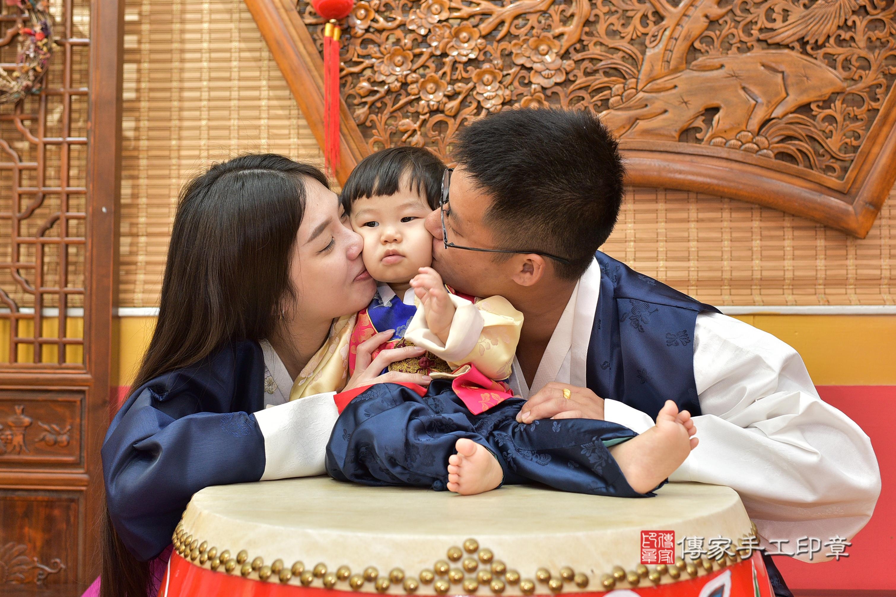 傳家手工印章桃園店、抓周、度脺、美式風會場、傳家嬰兒古禮、吉祥話、抓周道具物品24種、拍照。抓周證書。寶寶抓周、滿周歲、生日快樂、祝福 傳家手工印章桃園店、抓周、度脺、美式風會場、傳家嬰兒古禮、吉祥話、抓周道具物品24種、拍照。抓周證書。寶寶抓周、滿周歲、生日快樂、祝福