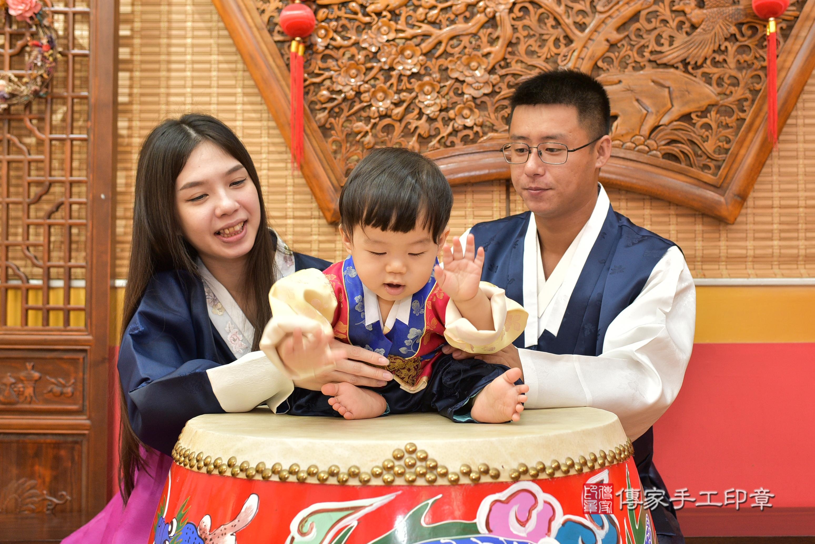 傳家手工印章桃園店、抓周、度脺、美式風會場、傳家嬰兒古禮、吉祥話、抓周道具物品24種、拍照。抓周證書。寶寶抓周、滿周歲、生日快樂、祝福 傳家手工印章桃園店、抓周、度脺、美式風會場、傳家嬰兒古禮、吉祥話、抓周道具物品24種、拍照。抓周證書。寶寶抓周、滿周歲、生日快樂、祝福