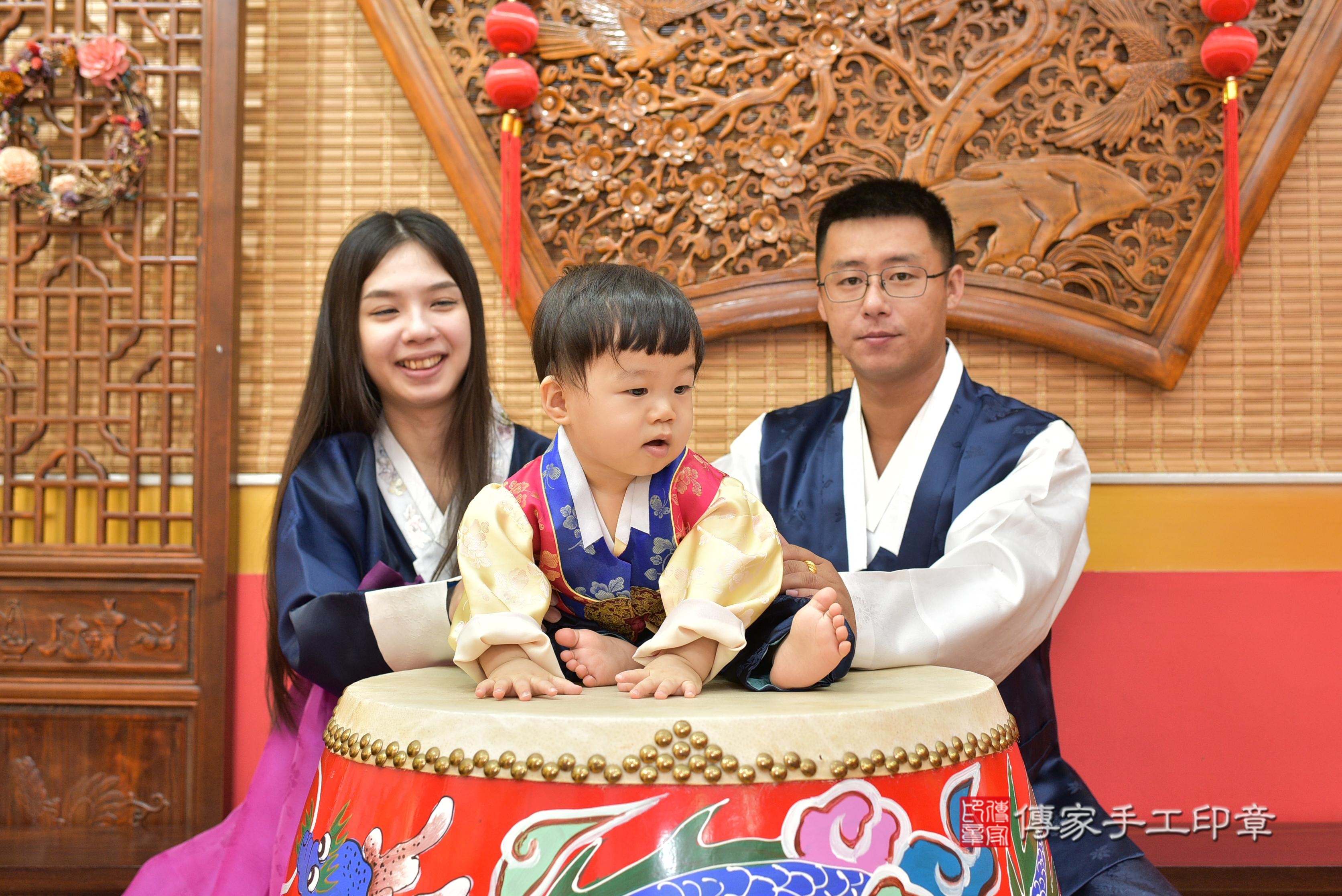 傳家手工印章桃園店、抓周、度脺、美式風會場、傳家嬰兒古禮、吉祥話、抓周道具物品24種、拍照。抓周證書。寶寶抓周、滿周歲、生日快樂、祝福 傳家手工印章桃園店、抓周、度脺、美式風會場、傳家嬰兒古禮、吉祥話、抓周道具物品24種、拍照。抓周證書。寶寶抓周、滿周歲、生日快樂、祝福