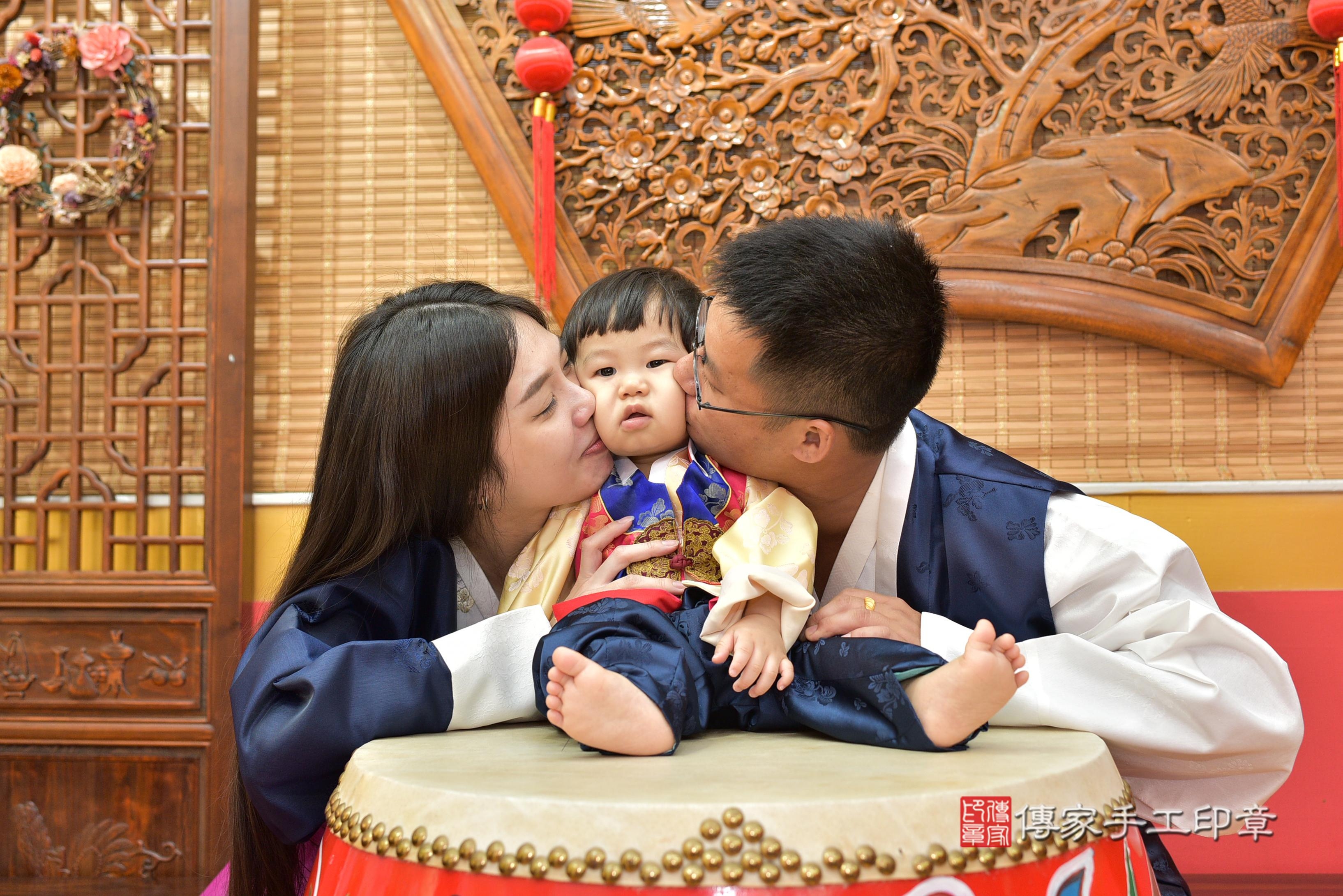 傳家手工印章桃園店、抓周、度脺、美式風會場、傳家嬰兒古禮、吉祥話、抓周道具物品24種、拍照。抓周證書。寶寶抓周、滿周歲、生日快樂、祝福 傳家手工印章桃園店、抓周、度脺、美式風會場、傳家嬰兒古禮、吉祥話、抓周道具物品24種、拍照。抓周證書。寶寶抓周、滿周歲、生日快樂、祝福