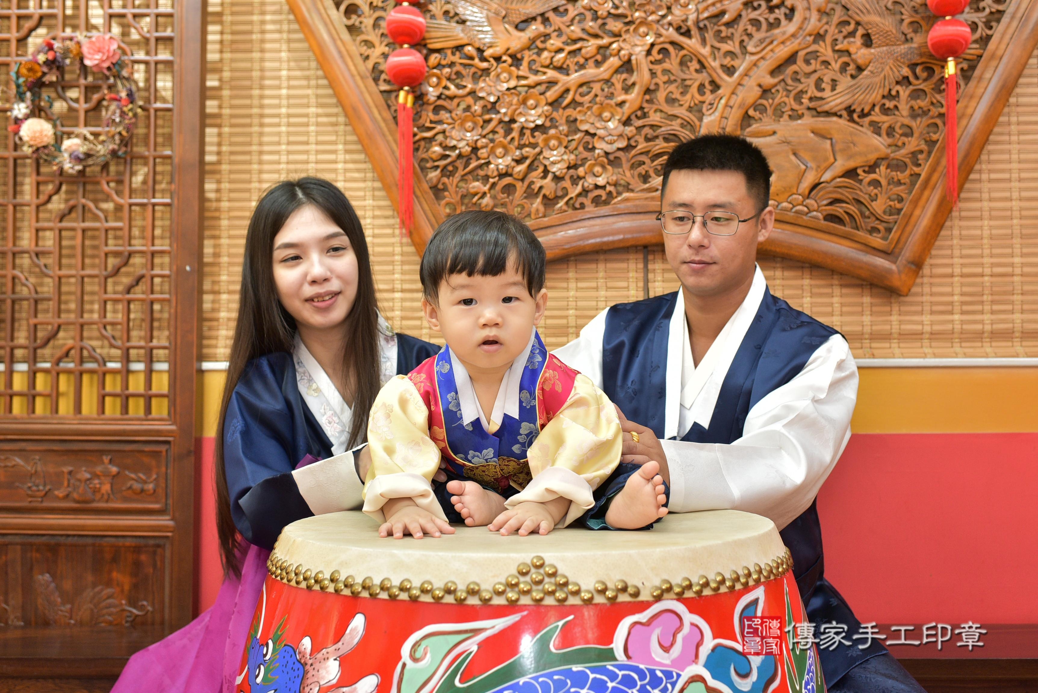 傳家手工印章桃園店、抓周、度脺、美式風會場、傳家嬰兒古禮、吉祥話、抓周道具物品24種、拍照。抓周證書。寶寶抓周、滿周歲、生日快樂、祝福 傳家手工印章桃園店、抓周、度脺、美式風會場、傳家嬰兒古禮、吉祥話、抓周道具物品24種、拍照。抓周證書。寶寶抓周、滿周歲、生日快樂、祝福