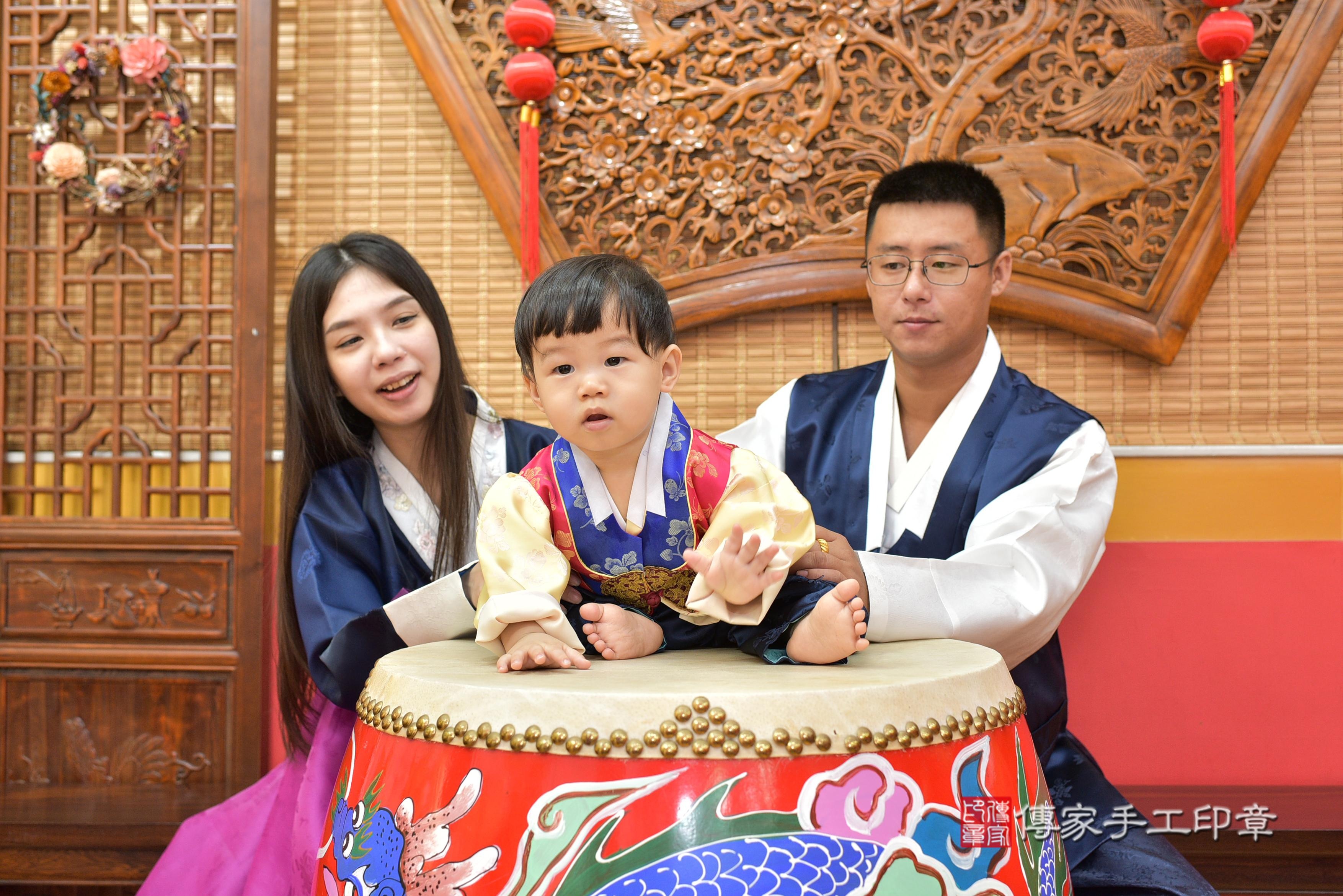 傳家手工印章桃園店、抓周、度脺、美式風會場、傳家嬰兒古禮、吉祥話、抓周道具物品24種、拍照。抓周證書。寶寶抓周、滿周歲、生日快樂、祝福 傳家手工印章桃園店、抓周、度脺、美式風會場、傳家嬰兒古禮、吉祥話、抓周道具物品24種、拍照。抓周證書。寶寶抓周、滿周歲、生日快樂、祝福