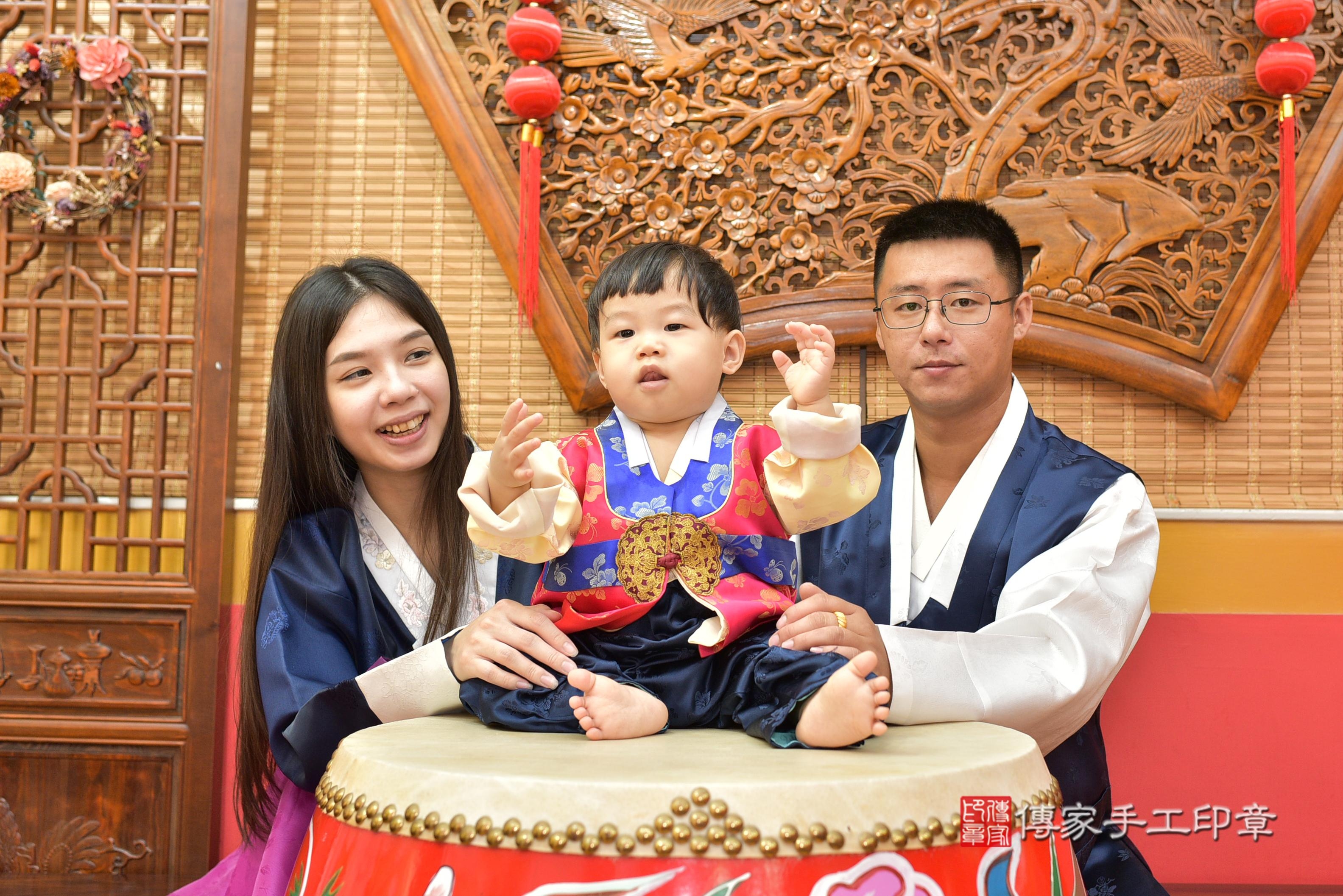 傳家手工印章桃園店、抓周、度脺、美式風會場、傳家嬰兒古禮、吉祥話、抓周道具物品24種、拍照。抓周證書。寶寶抓周、滿周歲、生日快樂、祝福 傳家手工印章桃園店、抓周、度脺、美式風會場、傳家嬰兒古禮、吉祥話、抓周道具物品24種、拍照。抓周證書。寶寶抓周、滿周歲、生日快樂、祝福