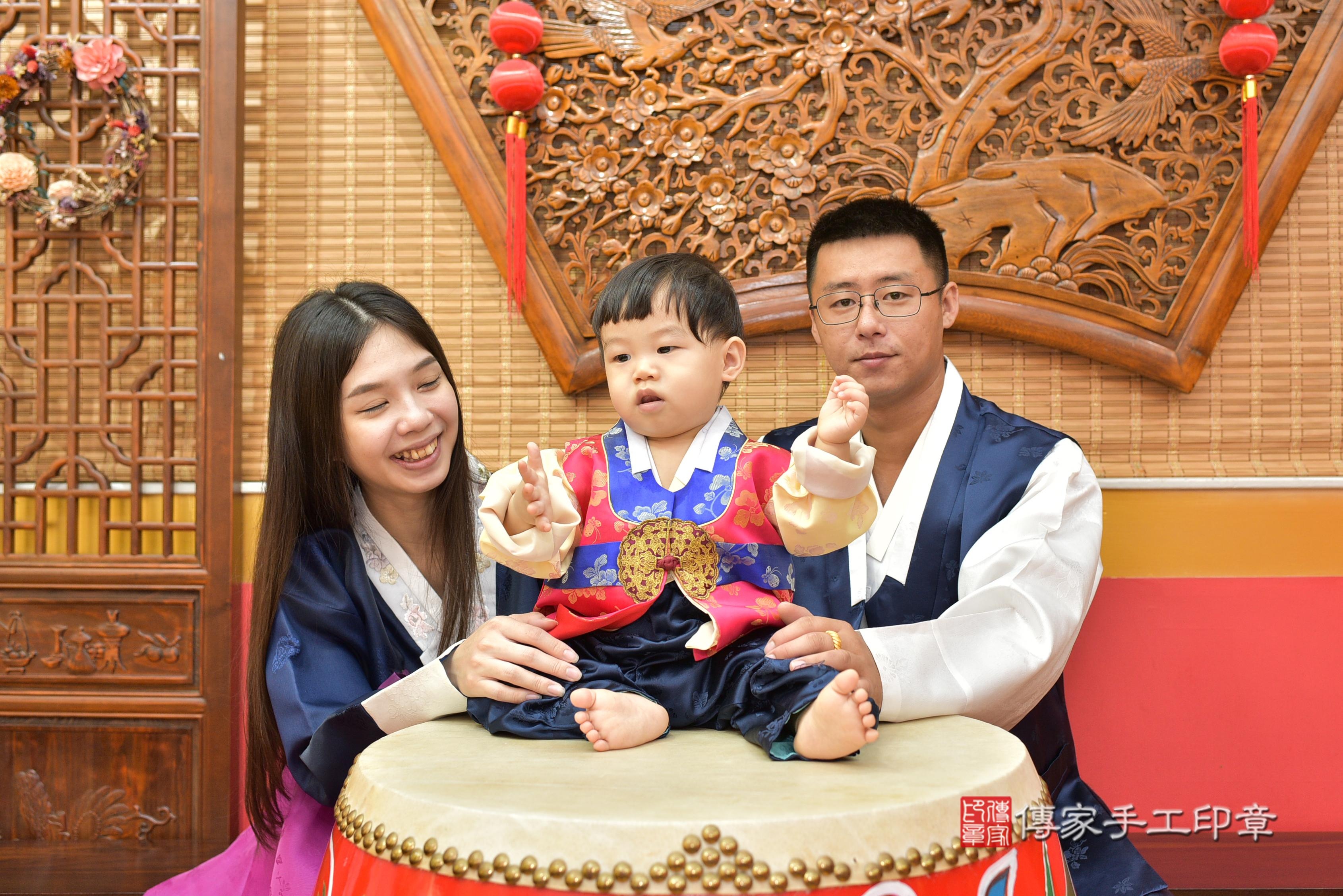 傳家手工印章桃園店、抓周、度脺、美式風會場、傳家嬰兒古禮、吉祥話、抓周道具物品24種、拍照。抓周證書。寶寶抓周、滿周歲、生日快樂、祝福 傳家手工印章桃園店、抓周、度脺、美式風會場、傳家嬰兒古禮、吉祥話、抓周道具物品24種、拍照。抓周證書。寶寶抓周、滿周歲、生日快樂、祝福