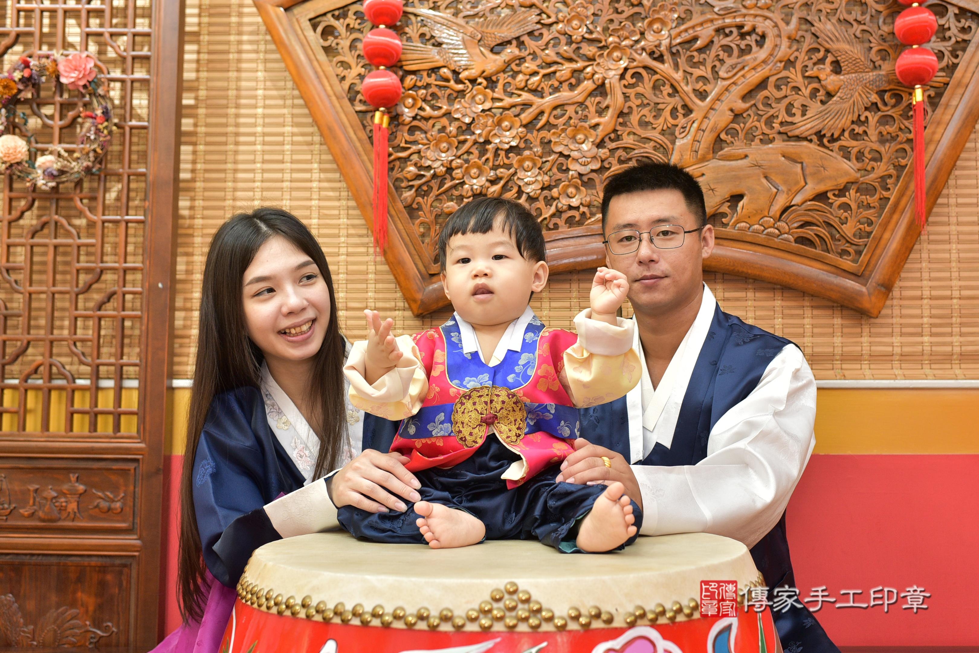 傳家手工印章桃園店、抓周、度脺、美式風會場、傳家嬰兒古禮、吉祥話、抓周道具物品24種、拍照。抓周證書。寶寶抓周、滿周歲、生日快樂、祝福 傳家手工印章桃園店、抓周、度脺、美式風會場、傳家嬰兒古禮、吉祥話、抓周道具物品24種、拍照。抓周證書。寶寶抓周、滿周歲、生日快樂、祝福