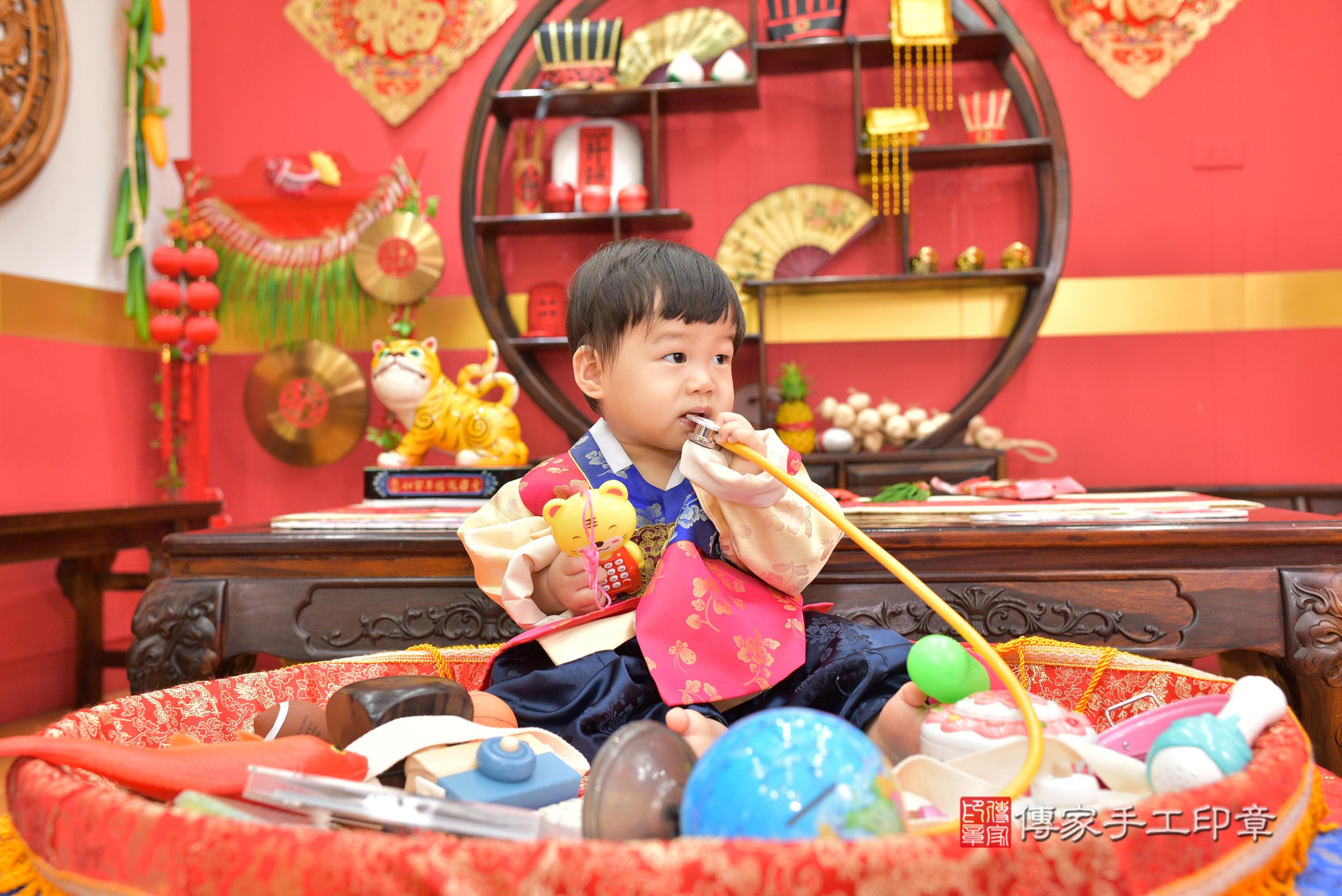 傳家手工印章桃園店、抓周、度脺、美式風會場、傳家嬰兒古禮、吉祥話、抓周道具物品24種、拍照。抓周證書。寶寶抓周、滿周歲、生日快樂、祝福 傳家手工印章桃園店、抓周、度脺、美式風會場、傳家嬰兒古禮、吉祥話、抓周道具物品24種、拍照。抓周證書。寶寶抓周、滿周歲、生日快樂、祝福