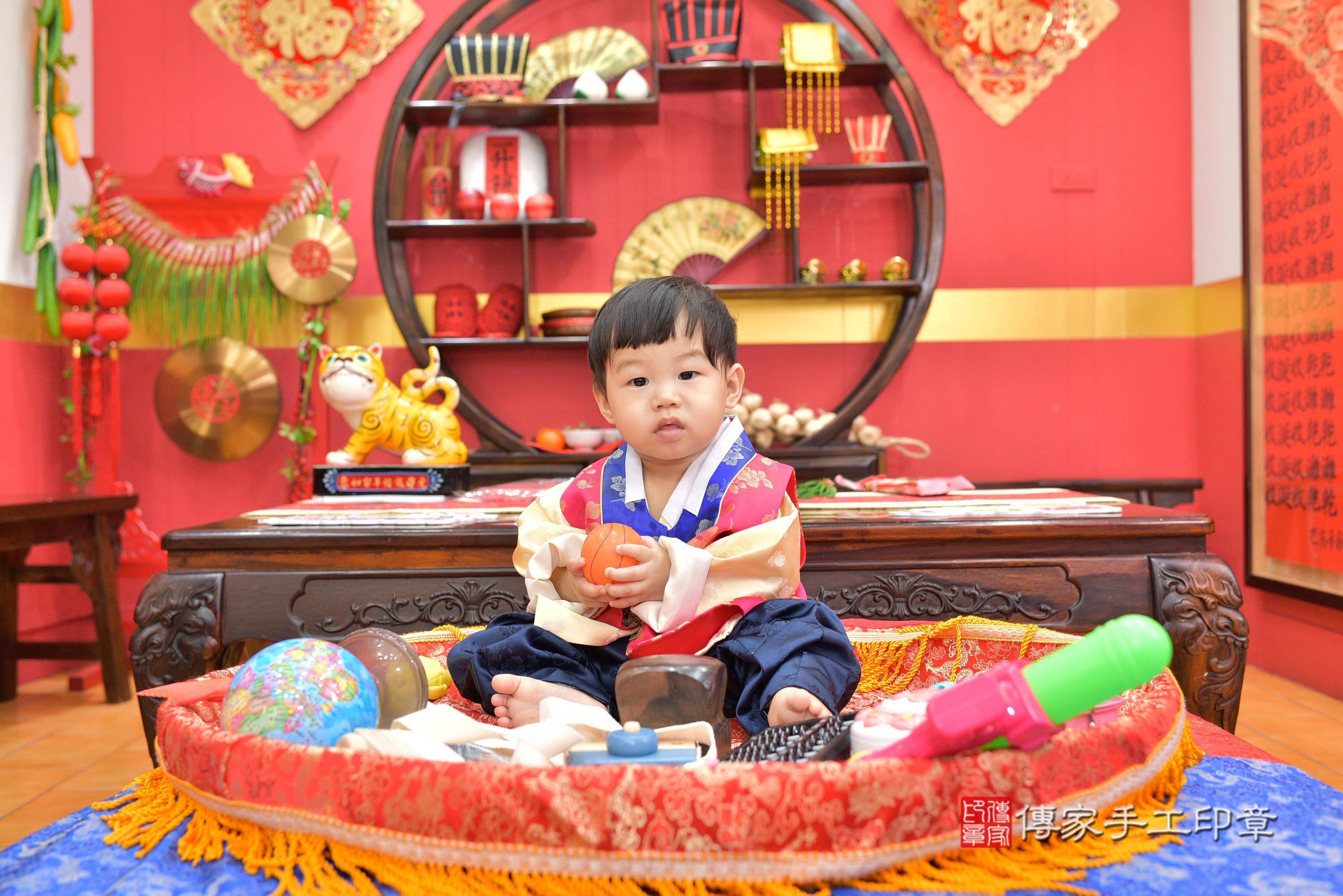 傳家手工印章桃園店、抓周、度脺、美式風會場、傳家嬰兒古禮、吉祥話、抓周道具物品24種、拍照。抓周證書。寶寶抓周、滿周歲、生日快樂、祝福 傳家手工印章桃園店、抓周、度脺、美式風會場、傳家嬰兒古禮、吉祥話、抓周道具物品24種、拍照。抓周證書。寶寶抓周、滿周歲、生日快樂、祝福