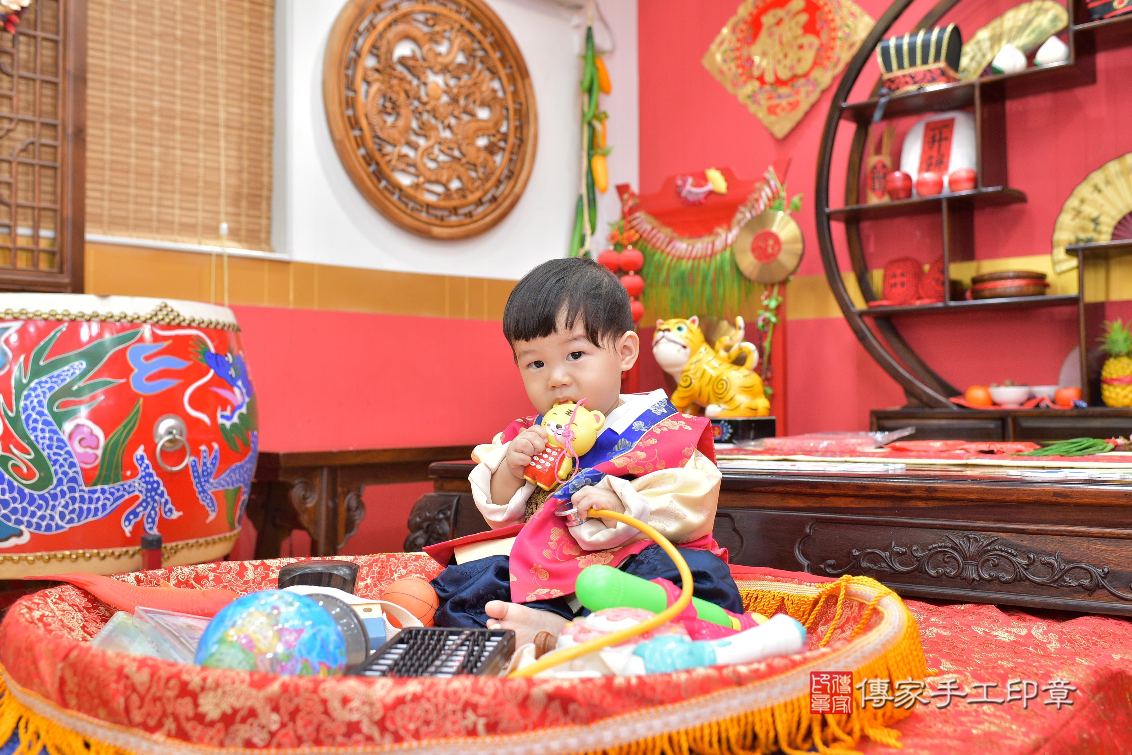 傳家手工印章桃園店、抓周、度脺、美式風會場、傳家嬰兒古禮、吉祥話、抓周道具物品24種、拍照。抓周證書。寶寶抓周、滿周歲、生日快樂、祝福 傳家手工印章桃園店、抓周、度脺、美式風會場、傳家嬰兒古禮、吉祥話、抓周道具物品24種、拍照。抓周證書。寶寶抓周、滿周歲、生日快樂、祝福