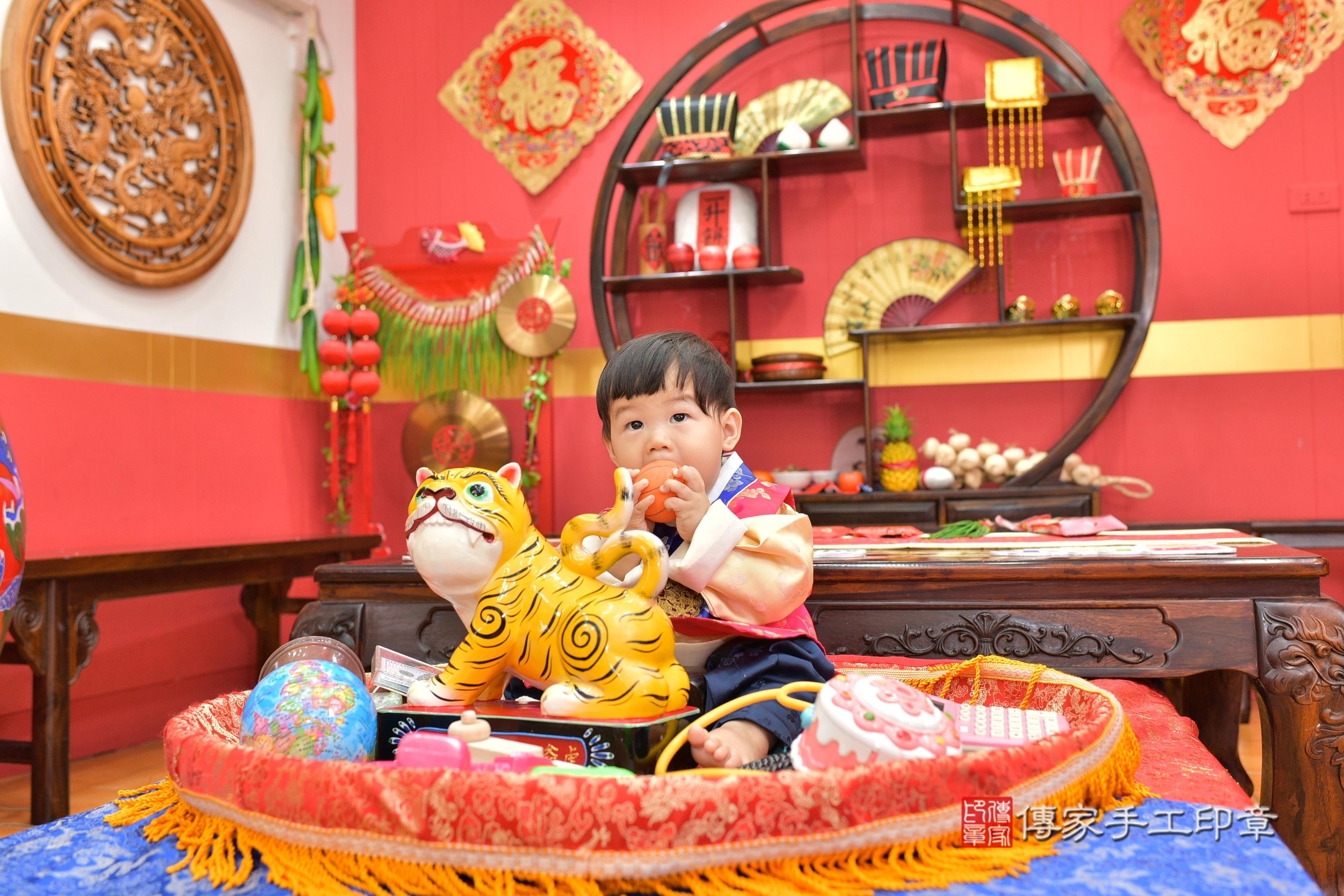 傳家手工印章桃園店、抓周、度脺、美式風會場、傳家嬰兒古禮、吉祥話、抓周道具物品24種、拍照。抓周證書。寶寶抓周、滿周歲、生日快樂、祝福 傳家手工印章桃園店、抓周、度脺、美式風會場、傳家嬰兒古禮、吉祥話、抓周道具物品24種、拍照。抓周證書。寶寶抓周、滿周歲、生日快樂、祝福