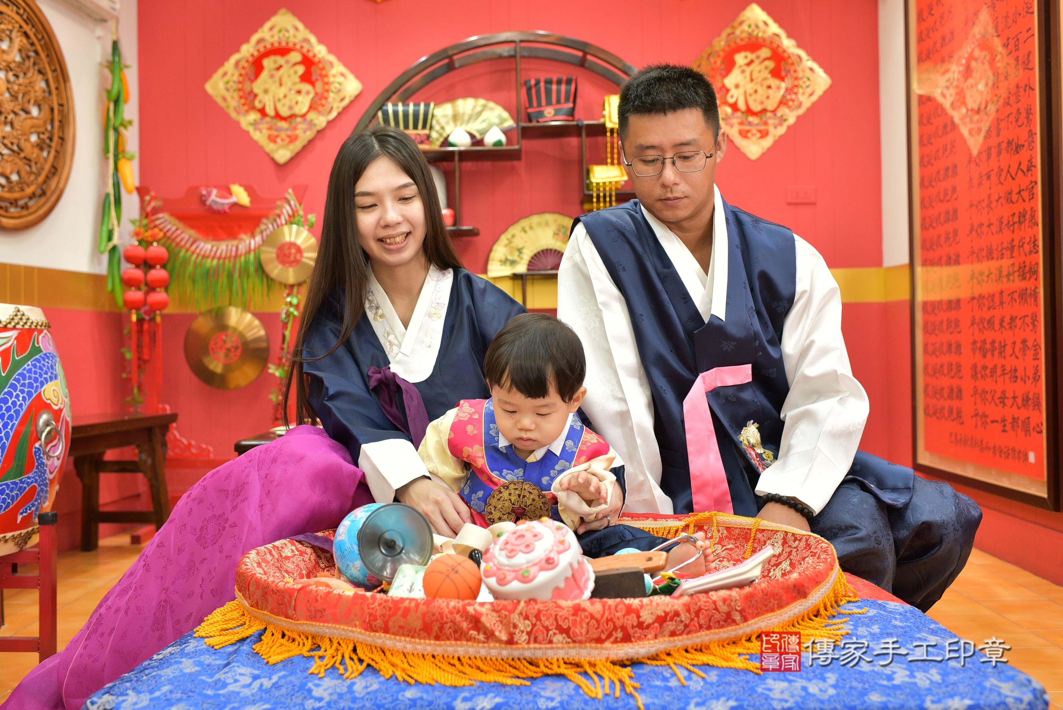 傳家手工印章桃園店、抓周、度脺、美式風會場、傳家嬰兒古禮、吉祥話、抓周道具物品24種、拍照。抓周證書。寶寶抓周、滿周歲、生日快樂、祝福 傳家手工印章桃園店、抓周、度脺、美式風會場、傳家嬰兒古禮、吉祥話、抓周道具物品24種、拍照。抓周證書。寶寶抓周、滿周歲、生日快樂、祝福