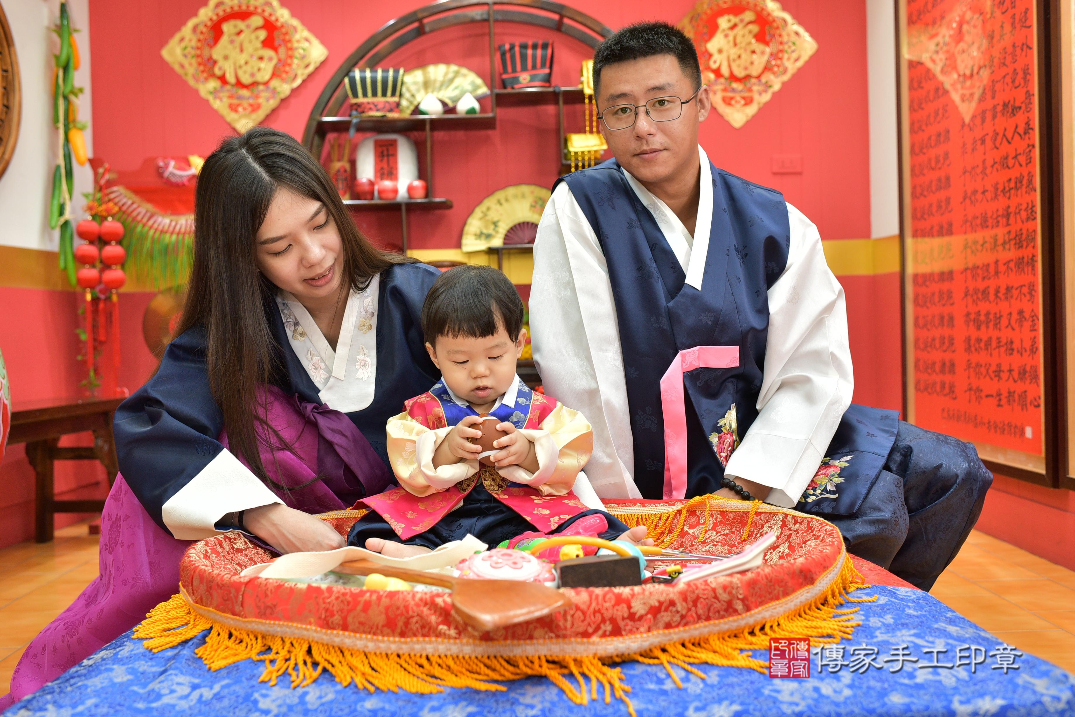 傳家手工印章桃園店、抓周、度脺、美式風會場、傳家嬰兒古禮、吉祥話、抓周道具物品24種、拍照。抓周證書。寶寶抓周、滿周歲、生日快樂、祝福 傳家手工印章桃園店、抓周、度脺、美式風會場、傳家嬰兒古禮、吉祥話、抓周道具物品24種、拍照。抓周證書。寶寶抓周、滿周歲、生日快樂、祝福