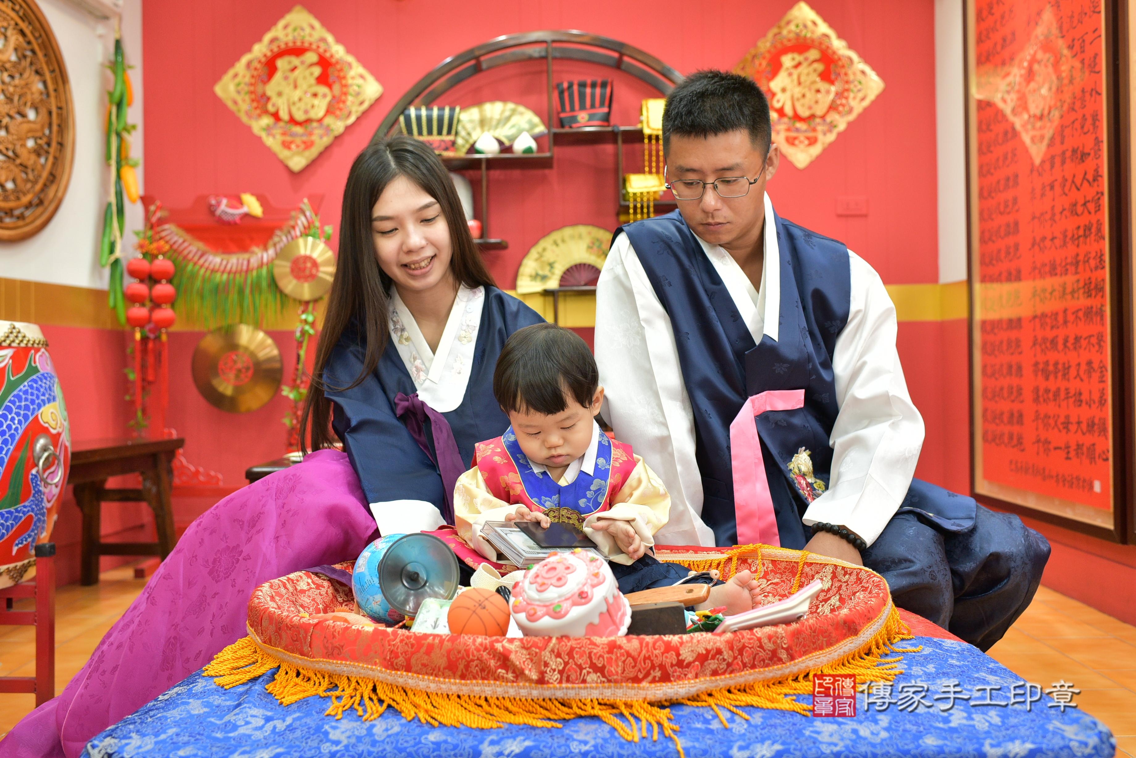 傳家手工印章桃園店、抓周、度脺、美式風會場、傳家嬰兒古禮、吉祥話、抓周道具物品24種、拍照。抓周證書。寶寶抓周、滿周歲、生日快樂、祝福 傳家手工印章桃園店、抓周、度脺、美式風會場、傳家嬰兒古禮、吉祥話、抓周道具物品24種、拍照。抓周證書。寶寶抓周、滿周歲、生日快樂、祝福