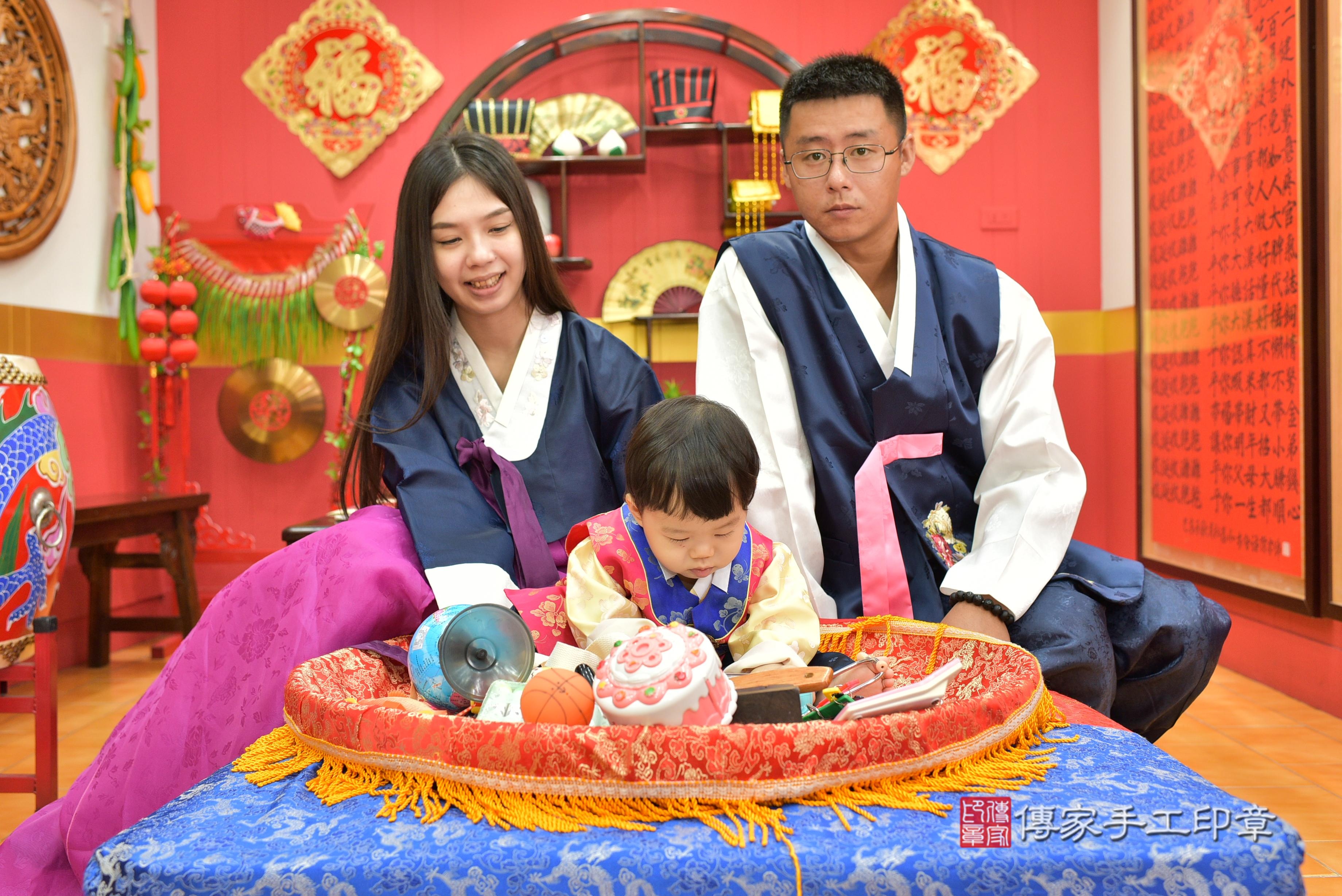 傳家手工印章桃園店、抓周、度脺、美式風會場、傳家嬰兒古禮、吉祥話、抓周道具物品24種、拍照。抓周證書。寶寶抓周、滿周歲、生日快樂、祝福 傳家手工印章桃園店、抓周、度脺、美式風會場、傳家嬰兒古禮、吉祥話、抓周道具物品24種、拍照。抓周證書。寶寶抓周、滿周歲、生日快樂、祝福