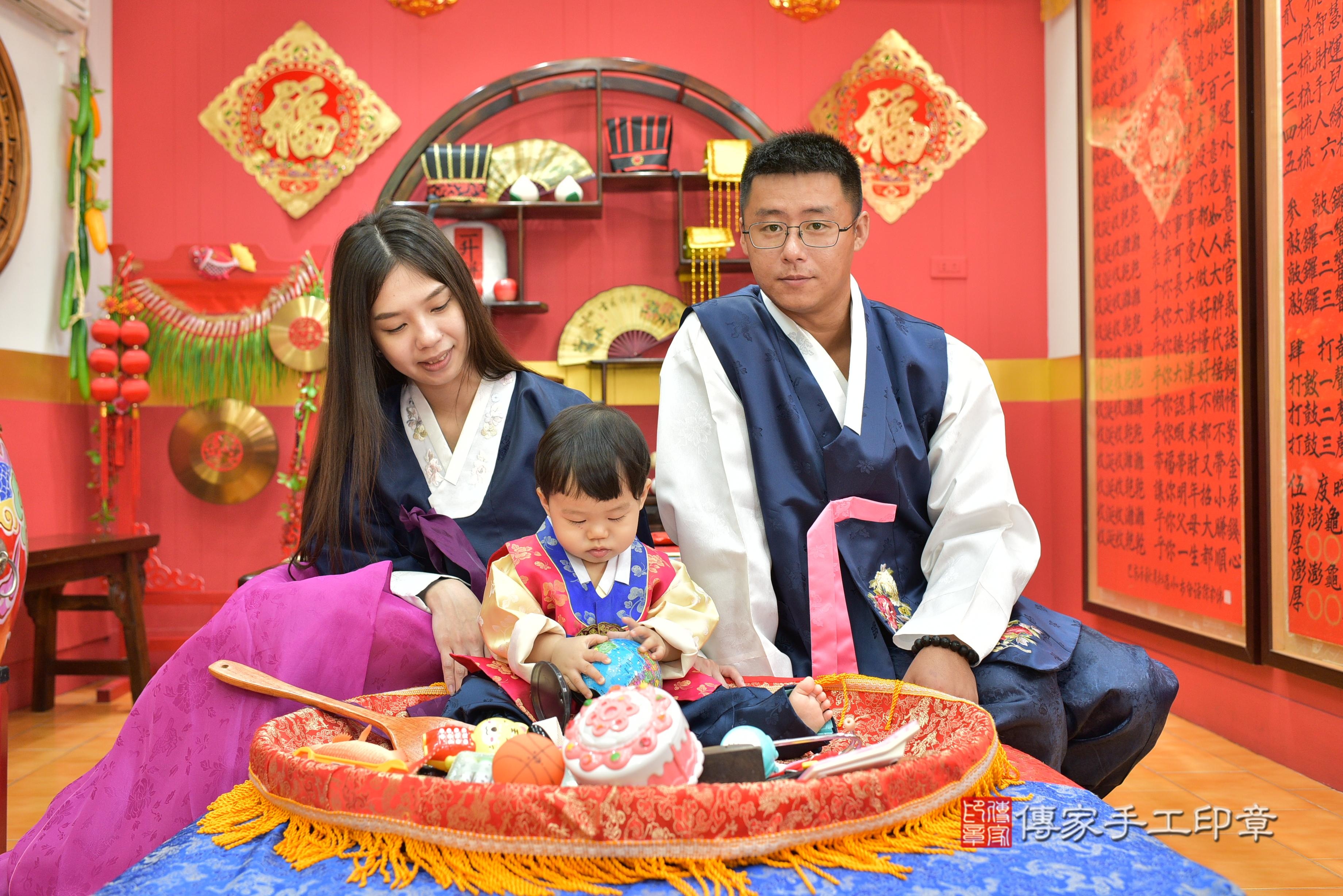 傳家手工印章桃園店、抓周、度脺、美式風會場、傳家嬰兒古禮、吉祥話、抓周道具物品24種、拍照。抓周證書。寶寶抓周、滿周歲、生日快樂、祝福 傳家手工印章桃園店、抓周、度脺、美式風會場、傳家嬰兒古禮、吉祥話、抓周道具物品24種、拍照。抓周證書。寶寶抓周、滿周歲、生日快樂、祝福