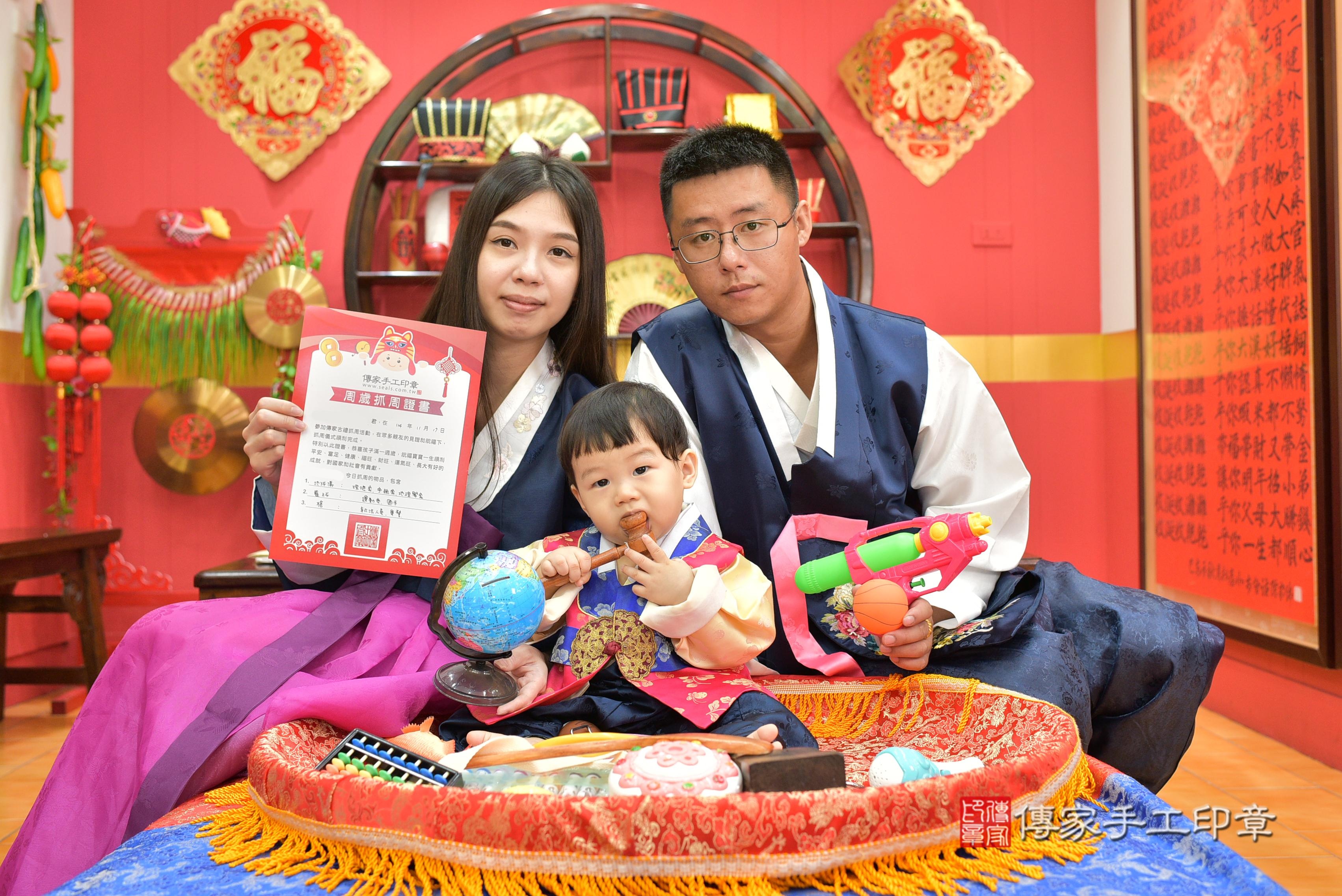 傳家手工印章桃園店、抓周、度脺、美式風會場、傳家嬰兒古禮、吉祥話、抓周道具物品24種、拍照。抓周證書。寶寶抓周、滿周歲、生日快樂、祝福