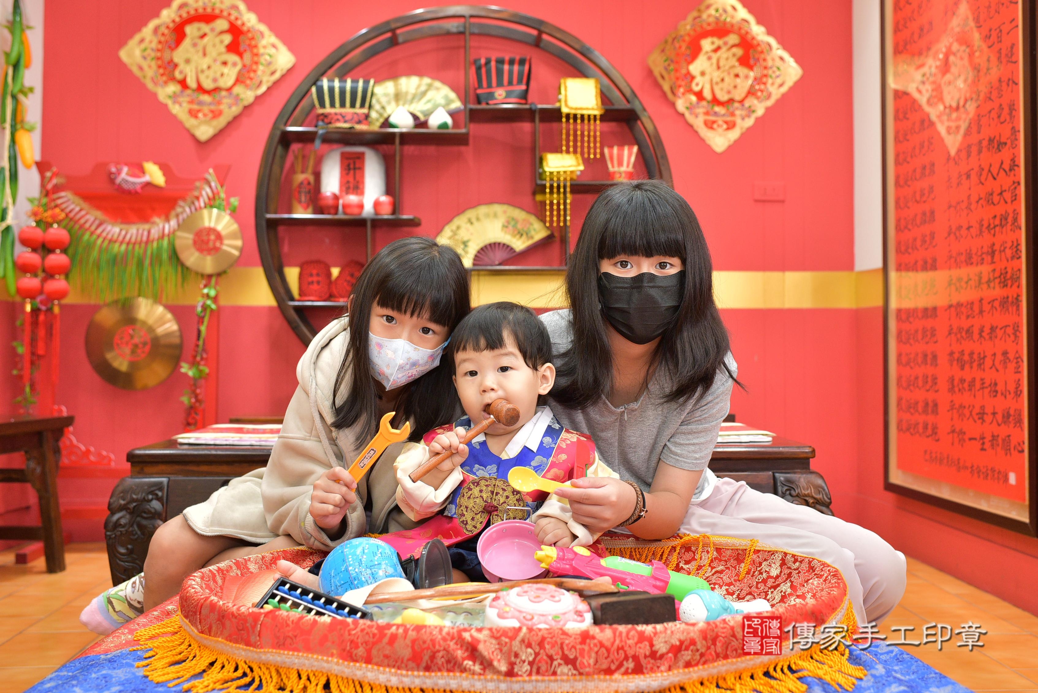 傳家手工印章桃園店、抓周、度脺、美式風會場、傳家嬰兒古禮、吉祥話、抓周道具物品24種、拍照。抓周證書。寶寶抓周、滿周歲、生日快樂、祝福 傳家手工印章桃園店、抓周、度脺、美式風會場、傳家嬰兒古禮、吉祥話、抓周道具物品24種、拍照。抓周證書。寶寶抓周、滿周歲、生日快樂、祝福