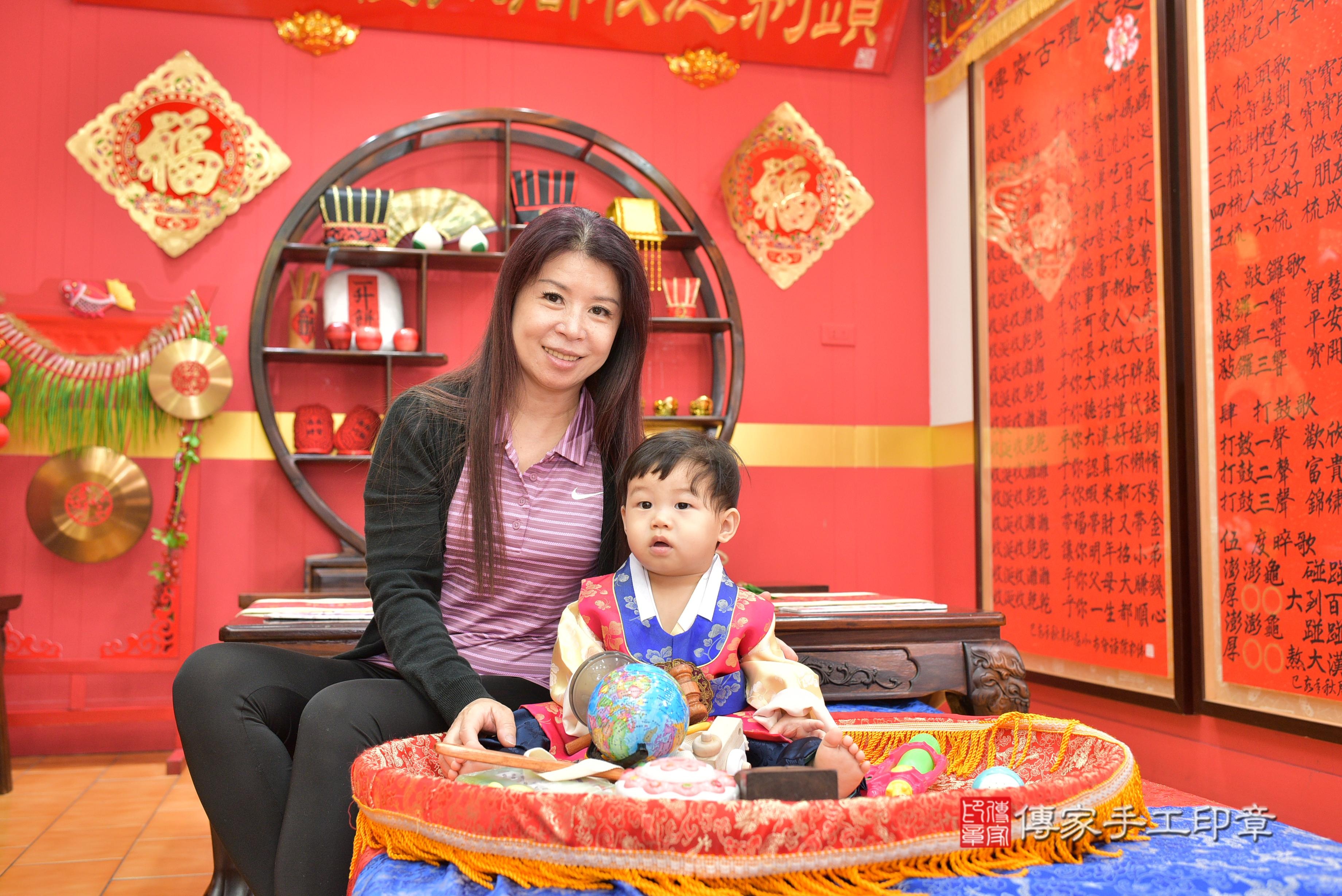 傳家手工印章桃園店、抓周、度脺、美式風會場、傳家嬰兒古禮、吉祥話、抓周道具物品24種、拍照。抓周證書。寶寶抓周、滿周歲、生日快樂、祝福 傳家手工印章桃園店、抓周、度脺、美式風會場、傳家嬰兒古禮、吉祥話、抓周道具物品24種、拍照。抓周證書。寶寶抓周、滿周歲、生日快樂、祝福