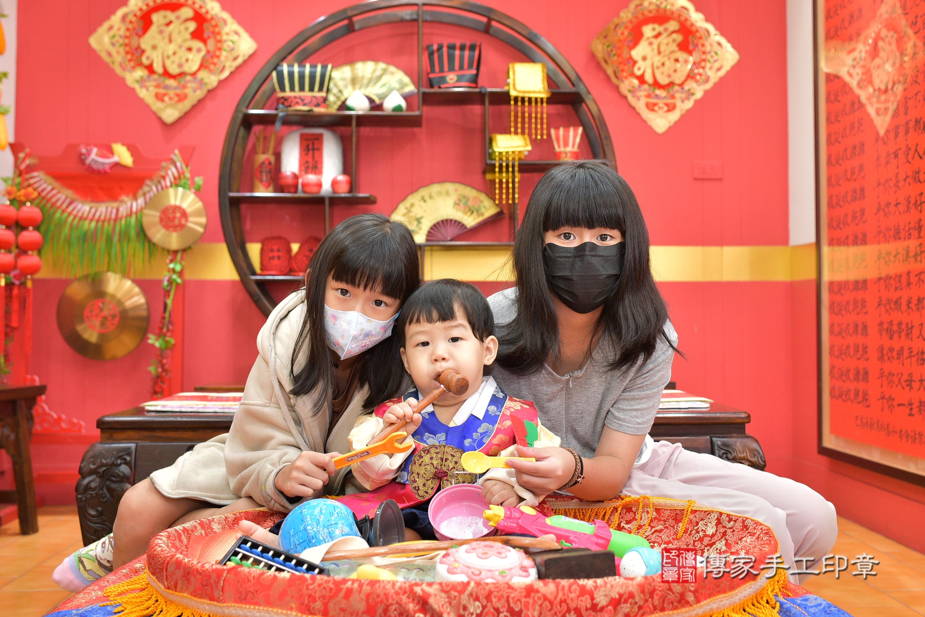 傳家手工印章桃園店、抓周、度脺、美式風會場、傳家嬰兒古禮、吉祥話、抓周道具物品24種、拍照。抓周證書。寶寶抓周、滿周歲、生日快樂、祝福 傳家手工印章桃園店、抓周、度脺、美式風會場、傳家嬰兒古禮、吉祥話、抓周道具物品24種、拍照。抓周證書。寶寶抓周、滿周歲、生日快樂、祝福