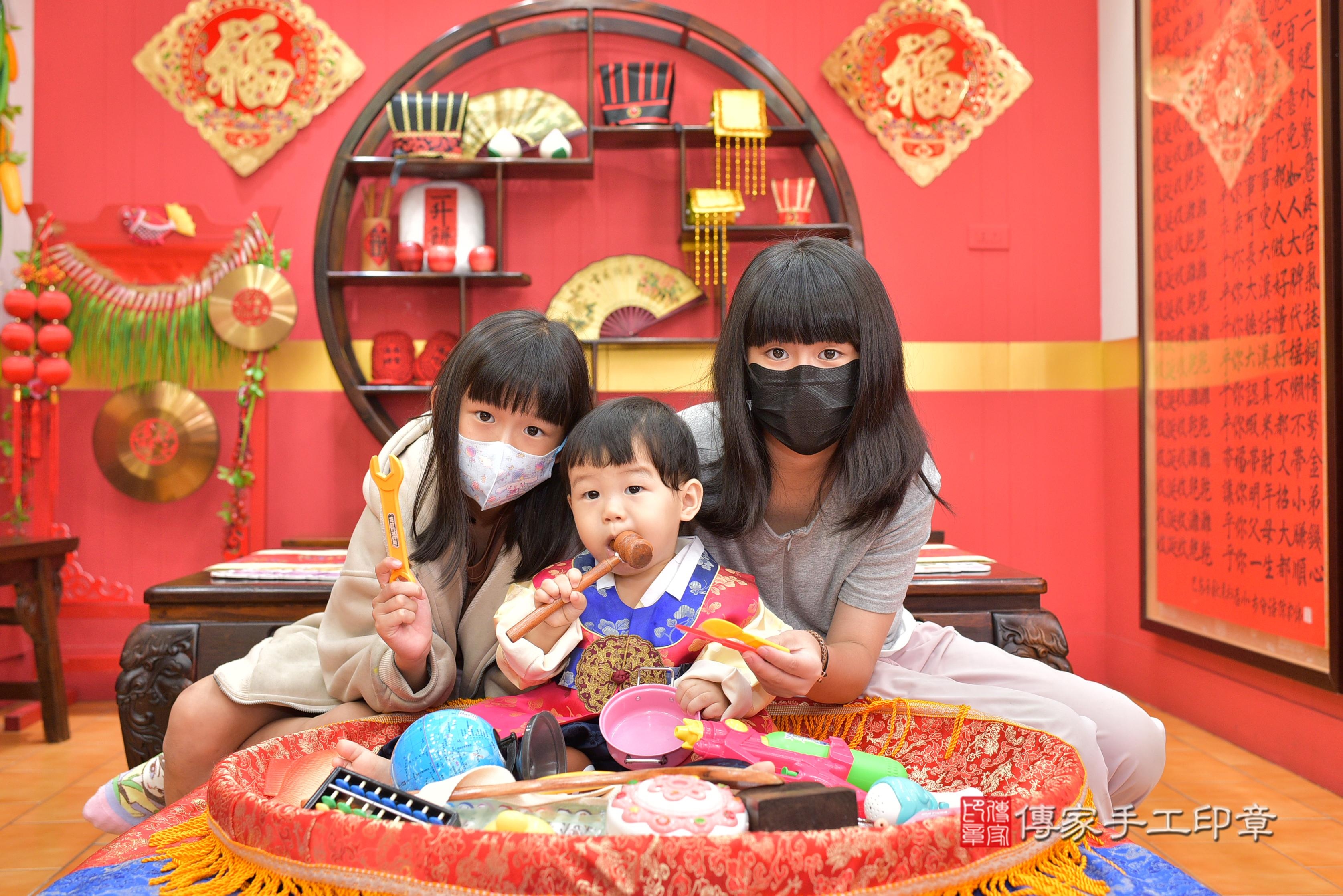 傳家手工印章桃園店、抓周、度脺、美式風會場、傳家嬰兒古禮、吉祥話、抓周道具物品24種、拍照。抓周證書。寶寶抓周、滿周歲、生日快樂、祝福 傳家手工印章桃園店、抓周、度脺、美式風會場、傳家嬰兒古禮、吉祥話、抓周道具物品24種、拍照。抓周證書。寶寶抓周、滿周歲、生日快樂、祝福