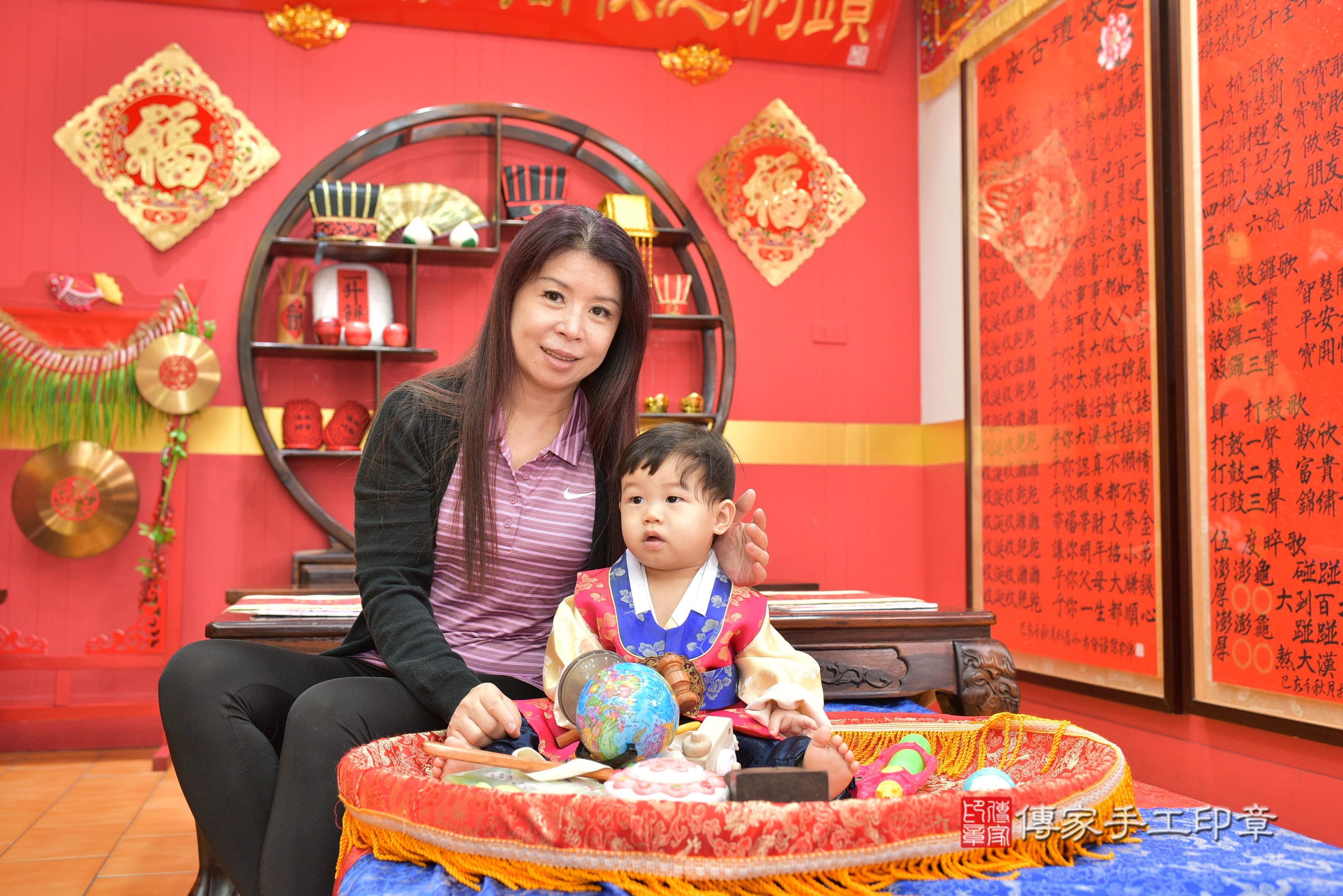 傳家手工印章桃園店、抓周、度脺、美式風會場、傳家嬰兒古禮、吉祥話、抓周道具物品24種、拍照。抓周證書。寶寶抓周、滿周歲、生日快樂、祝福 傳家手工印章桃園店、抓周、度脺、美式風會場、傳家嬰兒古禮、吉祥話、抓周道具物品24種、拍照。抓周證書。寶寶抓周、滿周歲、生日快樂、祝福