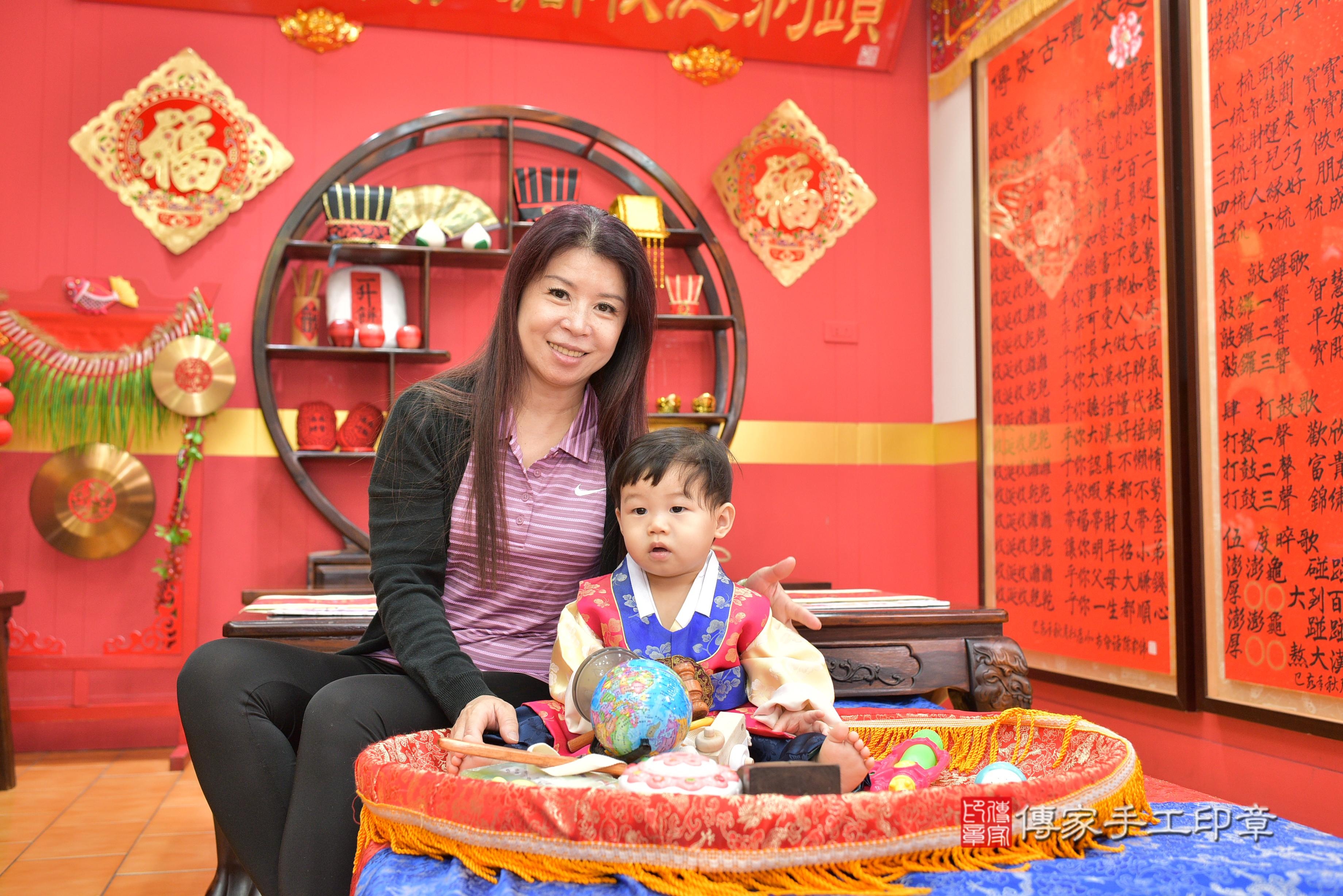 傳家手工印章桃園店、抓周、度脺、美式風會場、傳家嬰兒古禮、吉祥話、抓周道具物品24種、拍照。抓周證書。寶寶抓周、滿周歲、生日快樂、祝福 傳家手工印章桃園店、抓周、度脺、美式風會場、傳家嬰兒古禮、吉祥話、抓周道具物品24種、拍照。抓周證書。寶寶抓周、滿周歲、生日快樂、祝福