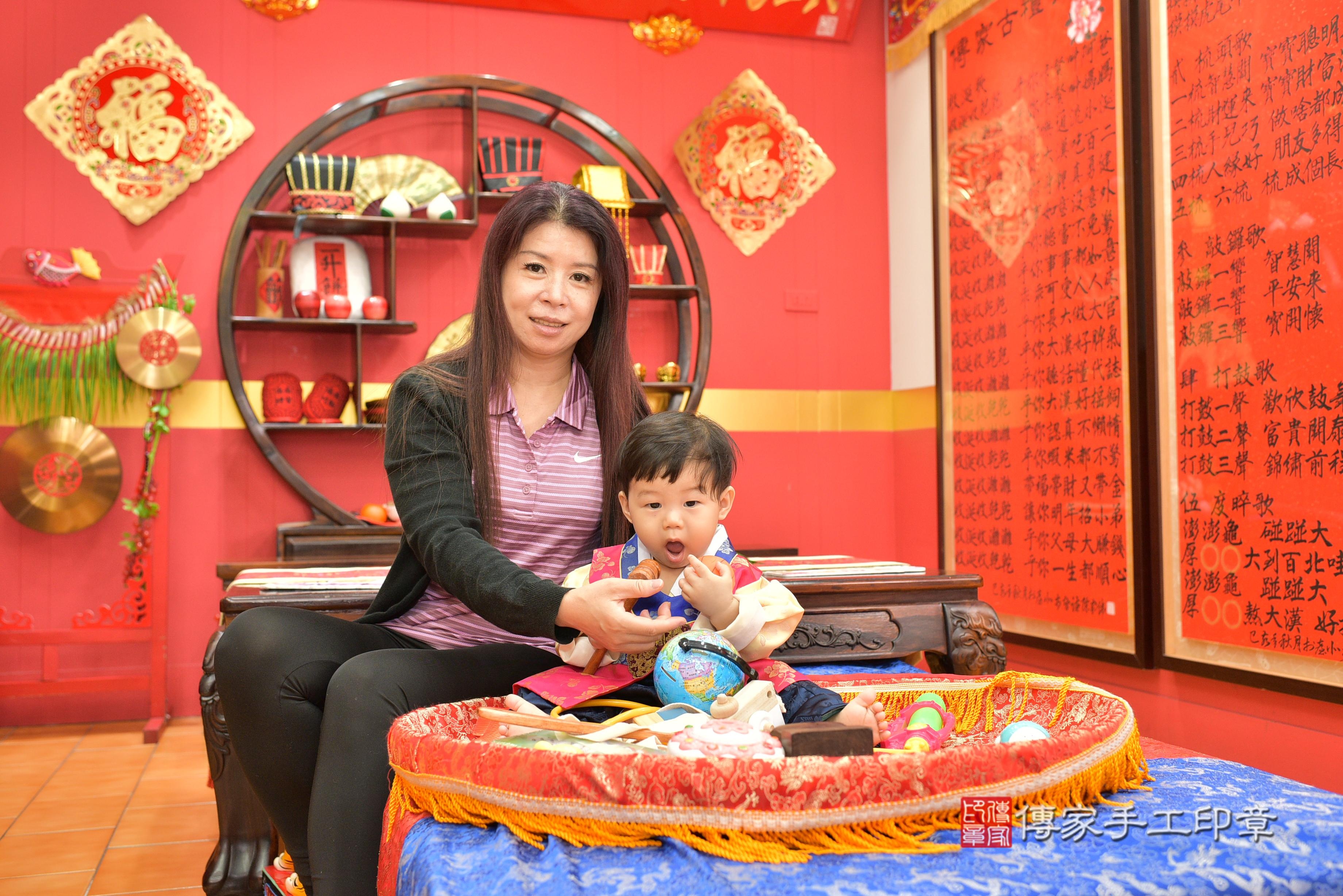 傳家手工印章桃園店、抓周、度脺、美式風會場、傳家嬰兒古禮、吉祥話、抓周道具物品24種、拍照。抓周證書。寶寶抓周、滿周歲、生日快樂、祝福 傳家手工印章桃園店、抓周、度脺、美式風會場、傳家嬰兒古禮、吉祥話、抓周道具物品24種、拍照。抓周證書。寶寶抓周、滿周歲、生日快樂、祝福