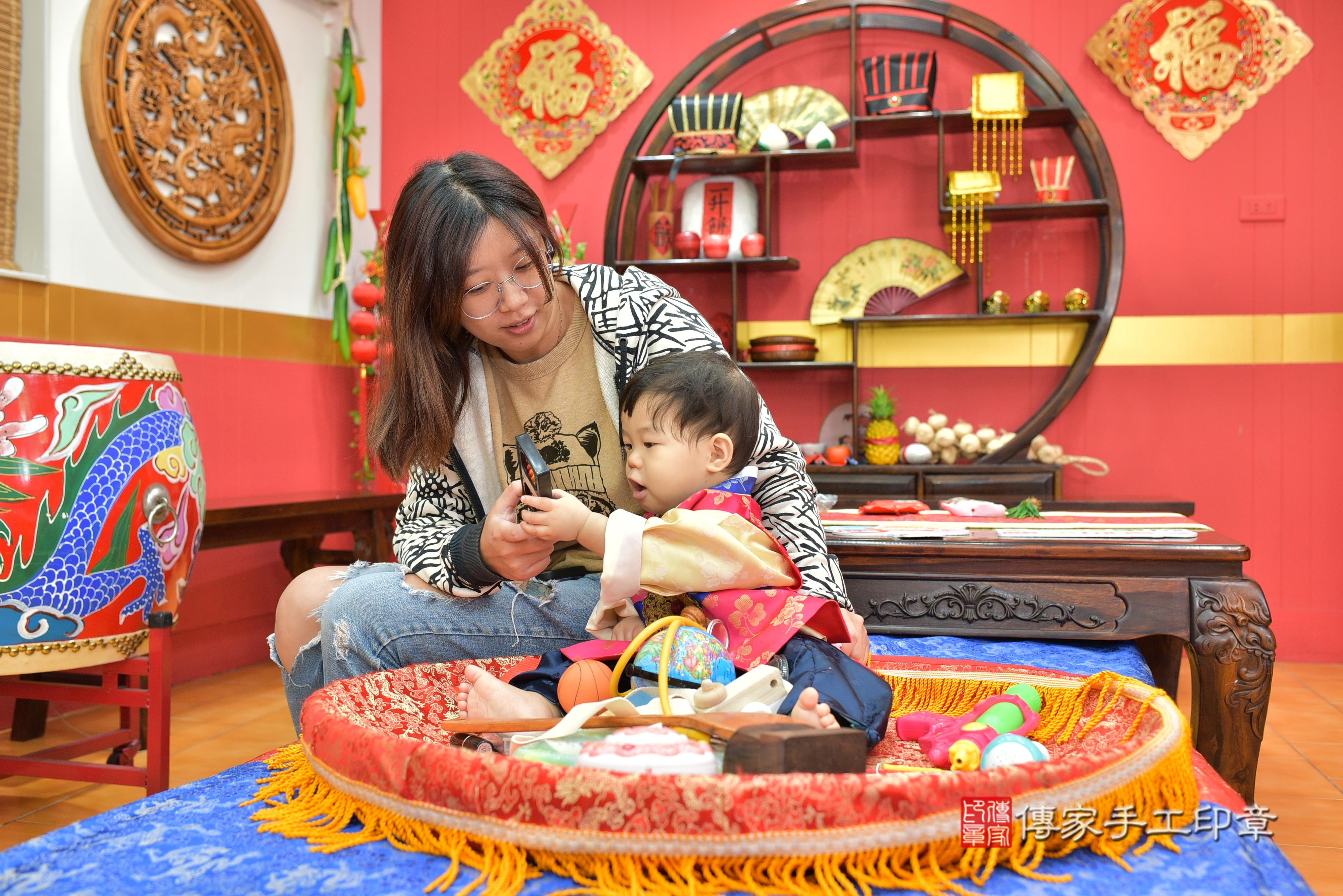 傳家手工印章桃園店、抓周、度脺、美式風會場、傳家嬰兒古禮、吉祥話、抓周道具物品24種、拍照。抓周證書。寶寶抓周、滿周歲、生日快樂、祝福 傳家手工印章桃園店、抓周、度脺、美式風會場、傳家嬰兒古禮、吉祥話、抓周道具物品24種、拍照。抓周證書。寶寶抓周、滿周歲、生日快樂、祝福