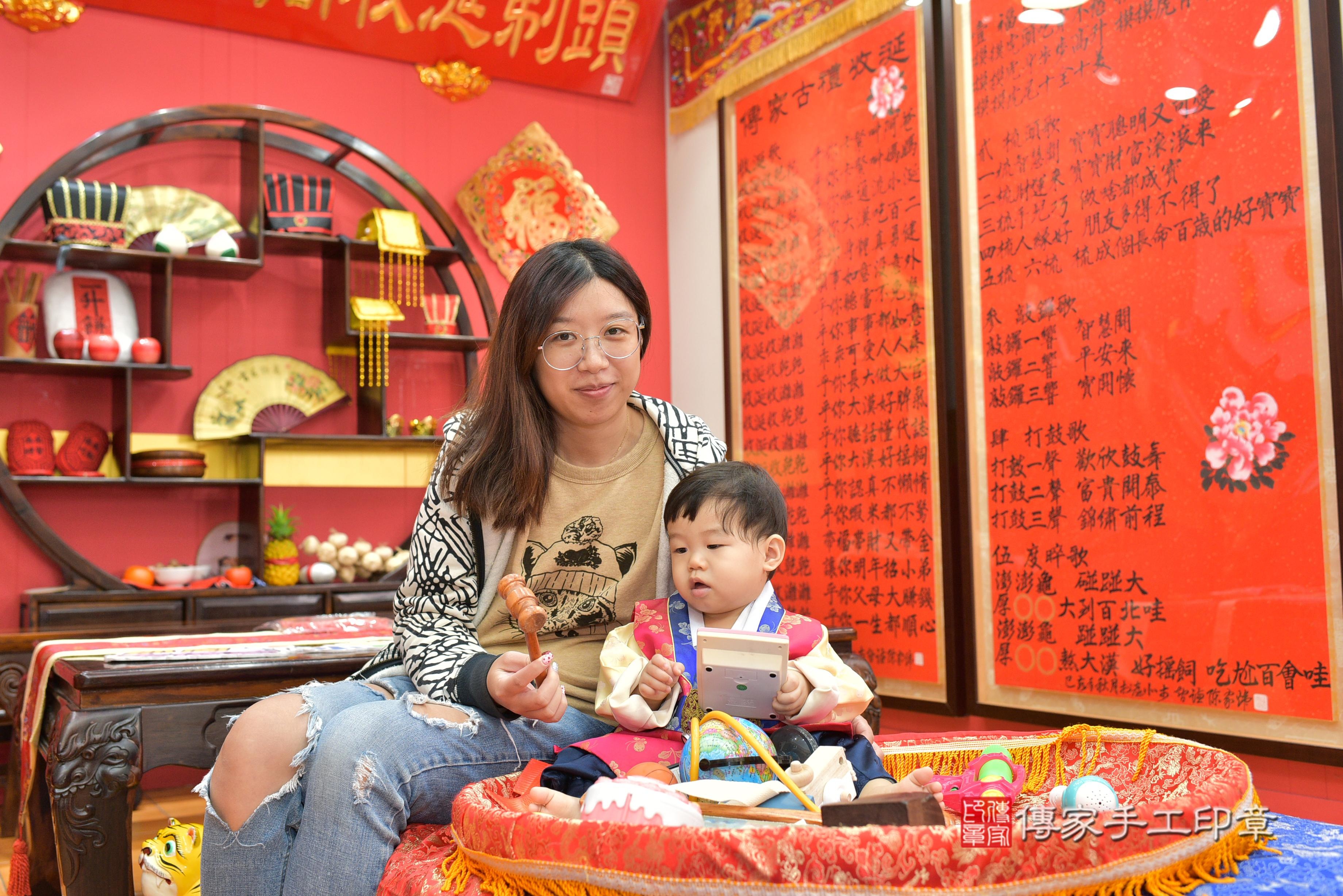 傳家手工印章桃園店、抓周、度脺、美式風會場、傳家嬰兒古禮、吉祥話、抓周道具物品24種、拍照。抓周證書。寶寶抓周、滿周歲、生日快樂、祝福 傳家手工印章桃園店、抓周、度脺、美式風會場、傳家嬰兒古禮、吉祥話、抓周道具物品24種、拍照。抓周證書。寶寶抓周、滿周歲、生日快樂、祝福