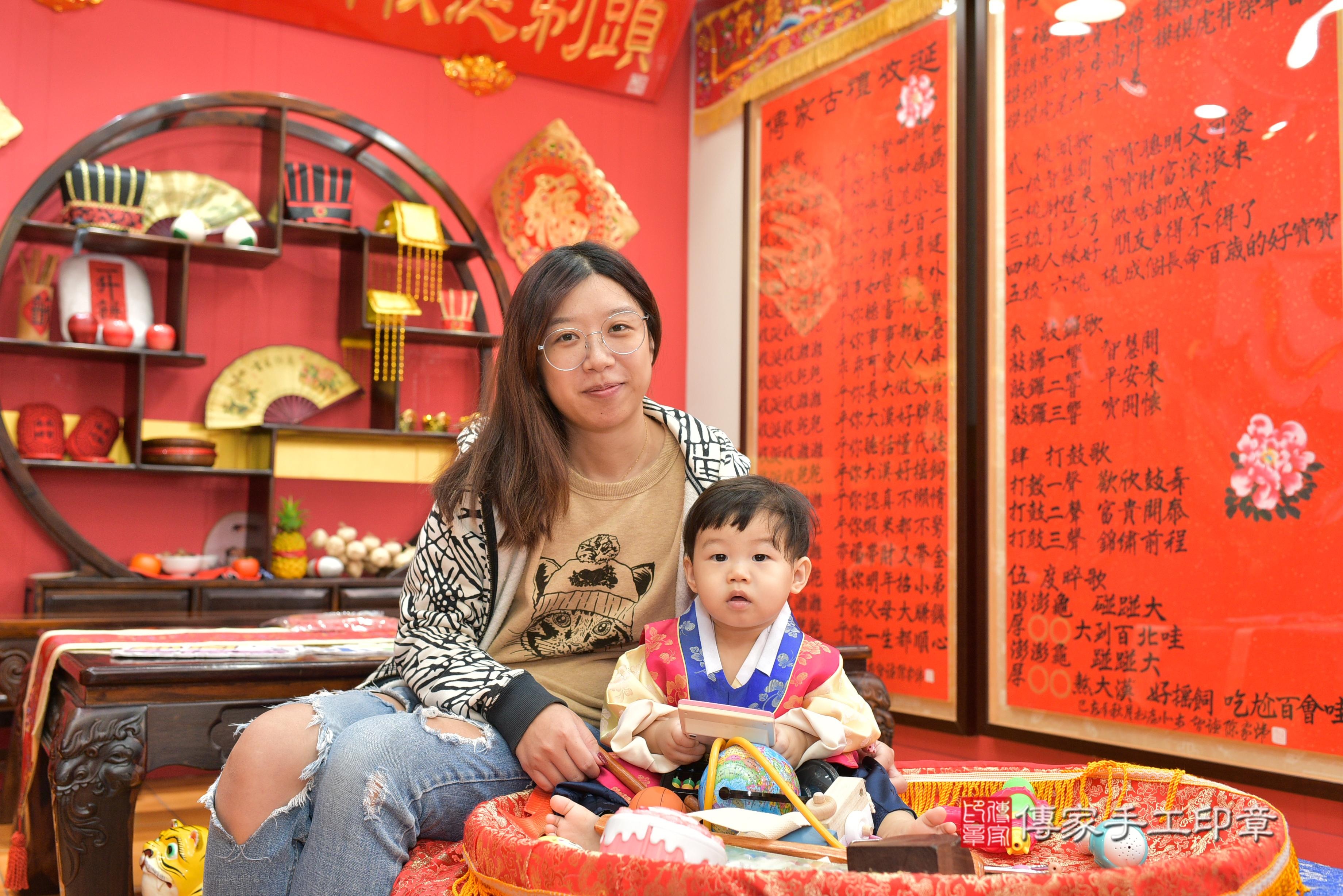 傳家手工印章桃園店、抓周、度脺、美式風會場、傳家嬰兒古禮、吉祥話、抓周道具物品24種、拍照。抓周證書。寶寶抓周、滿周歲、生日快樂、祝福 傳家手工印章桃園店、抓周、度脺、美式風會場、傳家嬰兒古禮、吉祥話、抓周道具物品24種、拍照。抓周證書。寶寶抓周、滿周歲、生日快樂、祝福