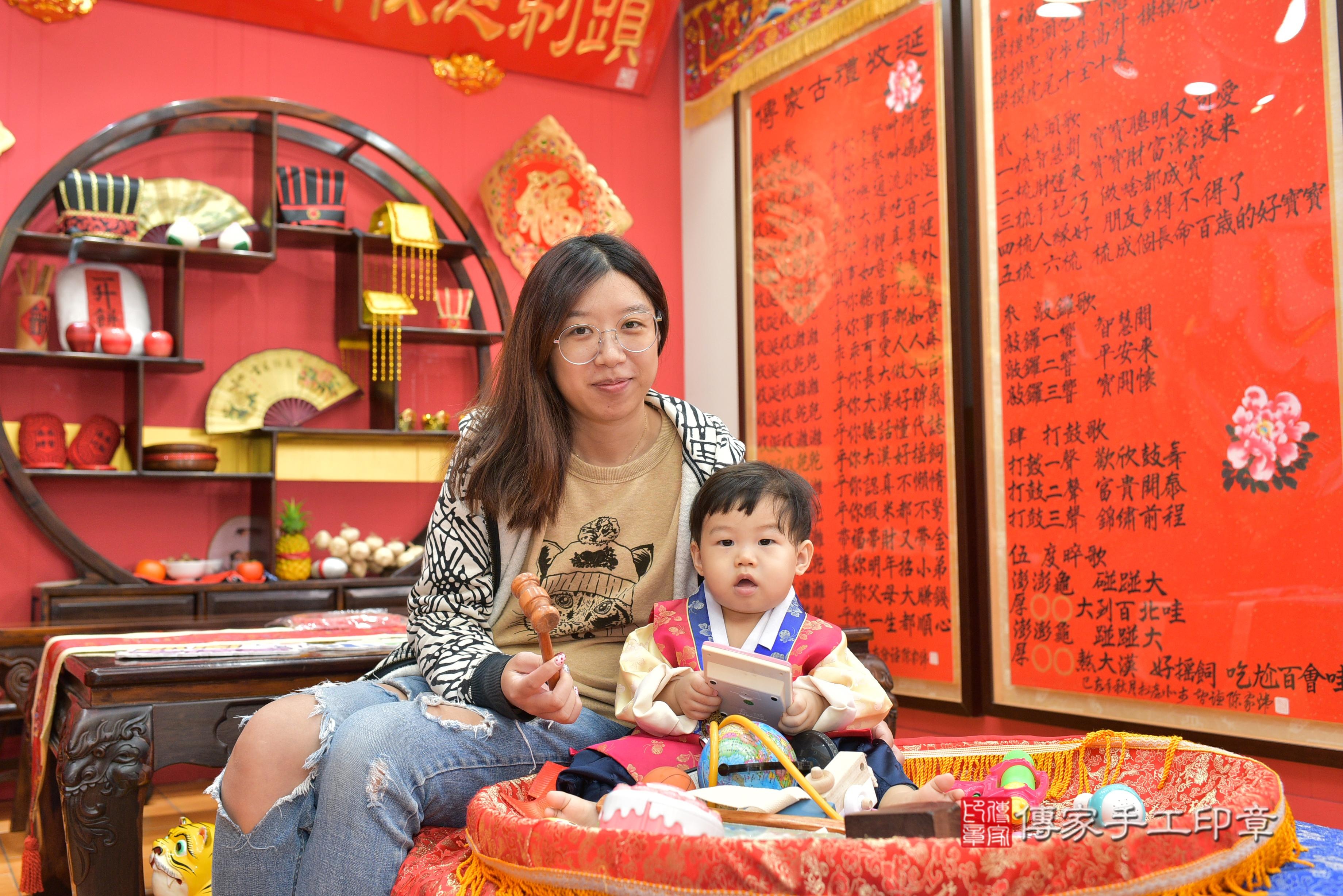 傳家手工印章桃園店、抓周、度脺、美式風會場、傳家嬰兒古禮、吉祥話、抓周道具物品24種、拍照。抓周證書。寶寶抓周、滿周歲、生日快樂、祝福 傳家手工印章桃園店、抓周、度脺、美式風會場、傳家嬰兒古禮、吉祥話、抓周道具物品24種、拍照。抓周證書。寶寶抓周、滿周歲、生日快樂、祝福