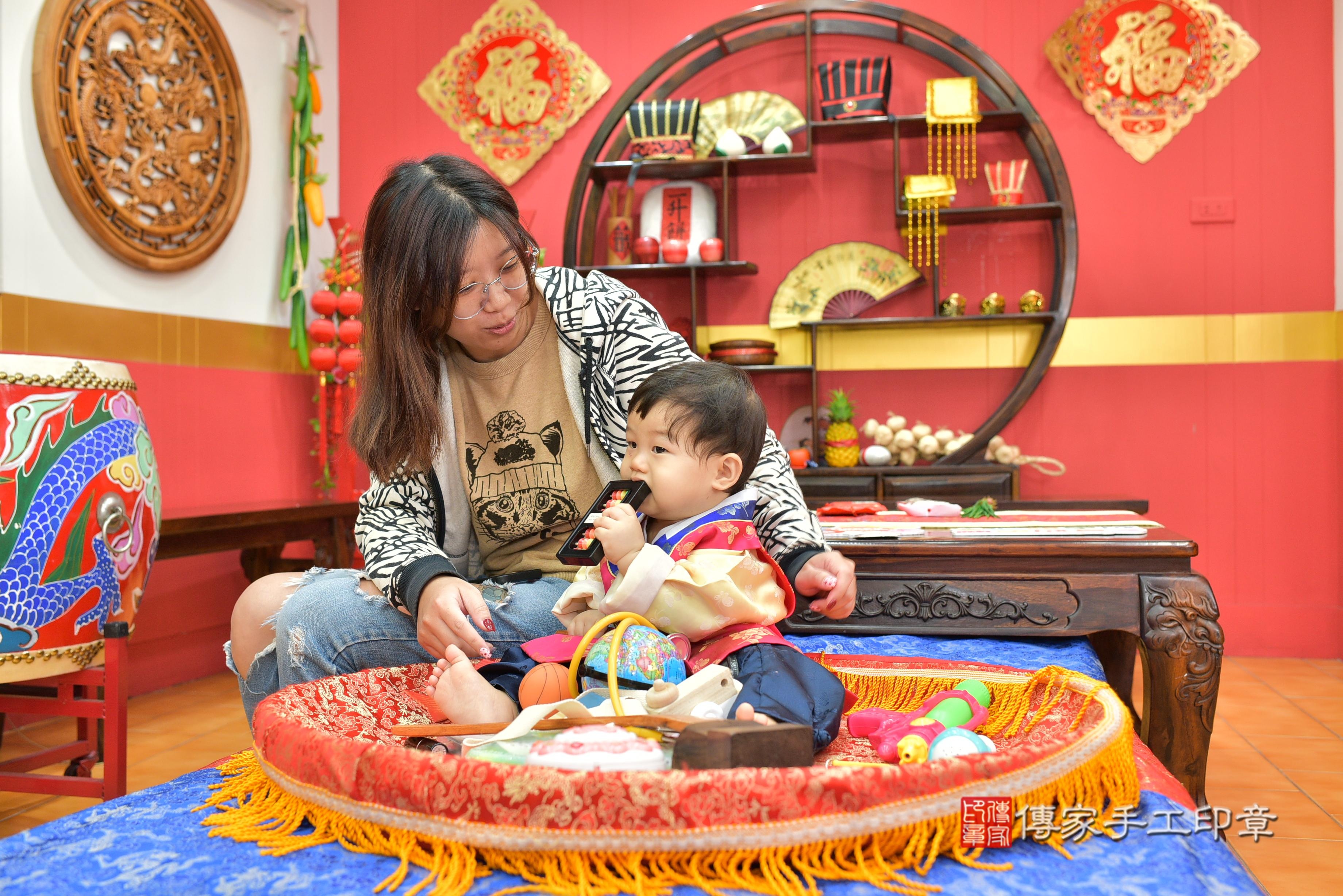 傳家手工印章桃園店、抓周、度脺、美式風會場、傳家嬰兒古禮、吉祥話、抓周道具物品24種、拍照。抓周證書。寶寶抓周、滿周歲、生日快樂、祝福 傳家手工印章桃園店、抓周、度脺、美式風會場、傳家嬰兒古禮、吉祥話、抓周道具物品24種、拍照。抓周證書。寶寶抓周、滿周歲、生日快樂、祝福