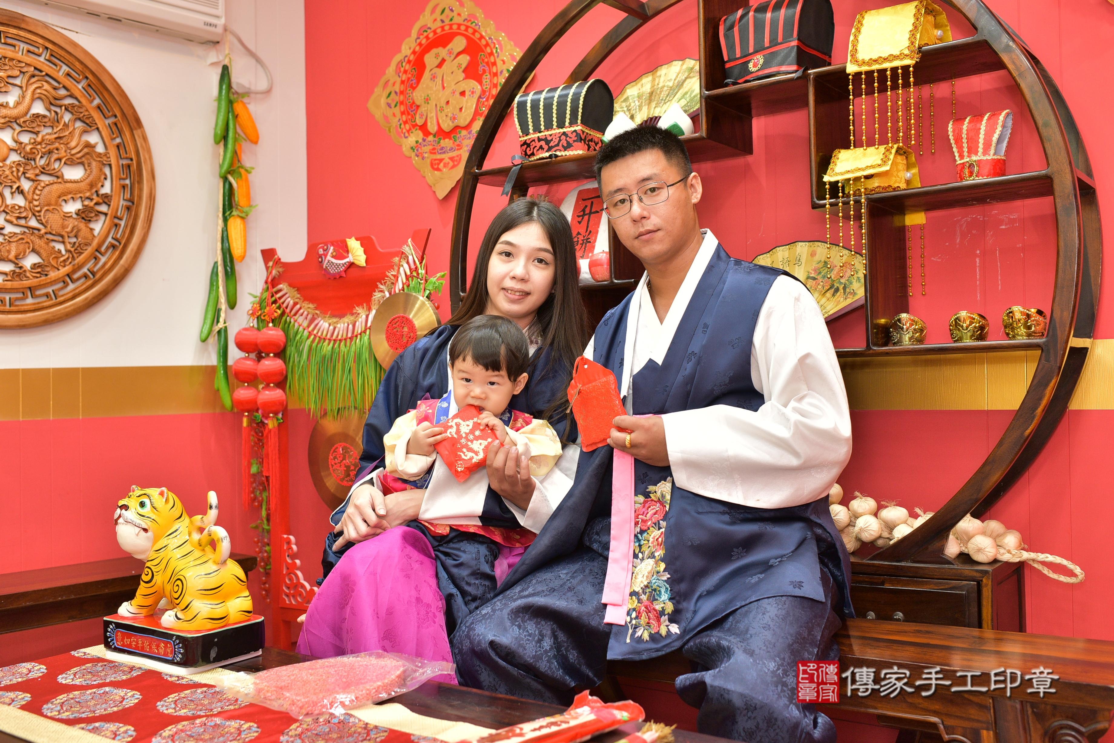 傳家手工印章桃園店、抓周、度脺、美式風會場、傳家嬰兒古禮、吉祥話、抓周道具物品24種、拍照。抓周證書。寶寶抓周、滿周歲、生日快樂、祝福 傳家手工印章桃園店、抓周、度脺、美式風會場、傳家嬰兒古禮、吉祥話、抓周道具物品24種、拍照。抓周證書。寶寶抓周、滿周歲、生日快樂、祝福