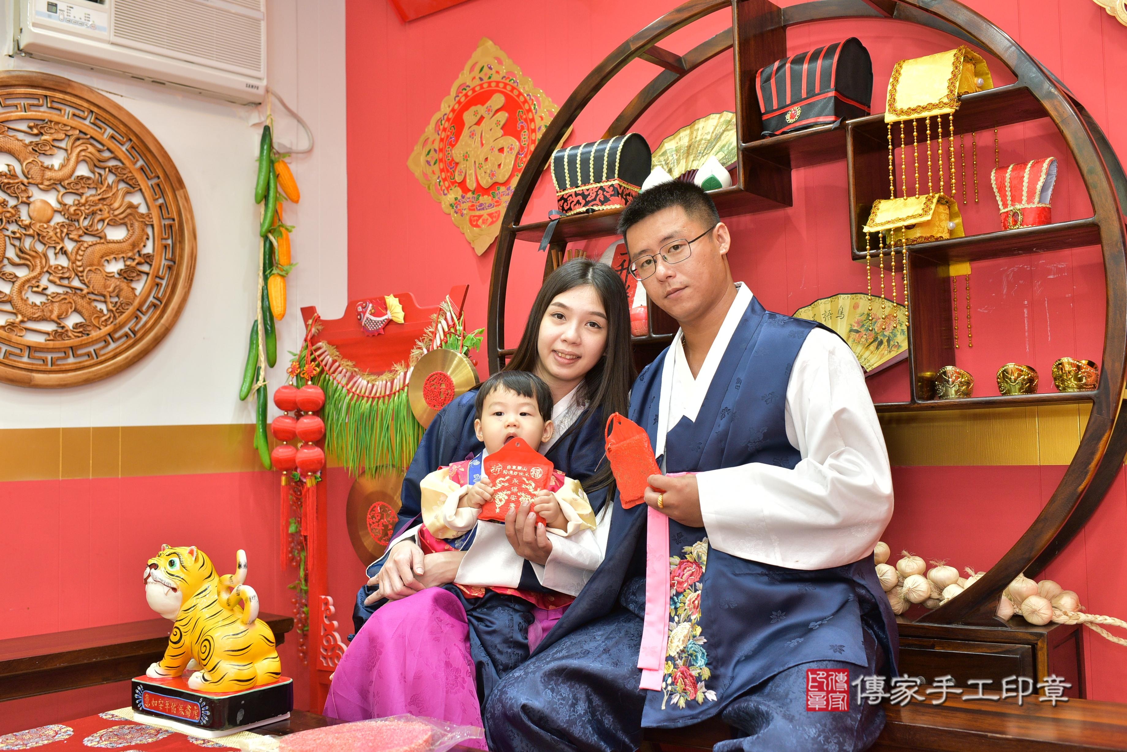 傳家手工印章桃園店、抓周、度脺、美式風會場、傳家嬰兒古禮、吉祥話、抓周道具物品24種、拍照。抓周證書。寶寶抓周、滿周歲、生日快樂、祝福 傳家手工印章桃園店、抓周、度脺、美式風會場、傳家嬰兒古禮、吉祥話、抓周道具物品24種、拍照。抓周證書。寶寶抓周、滿周歲、生日快樂、祝福