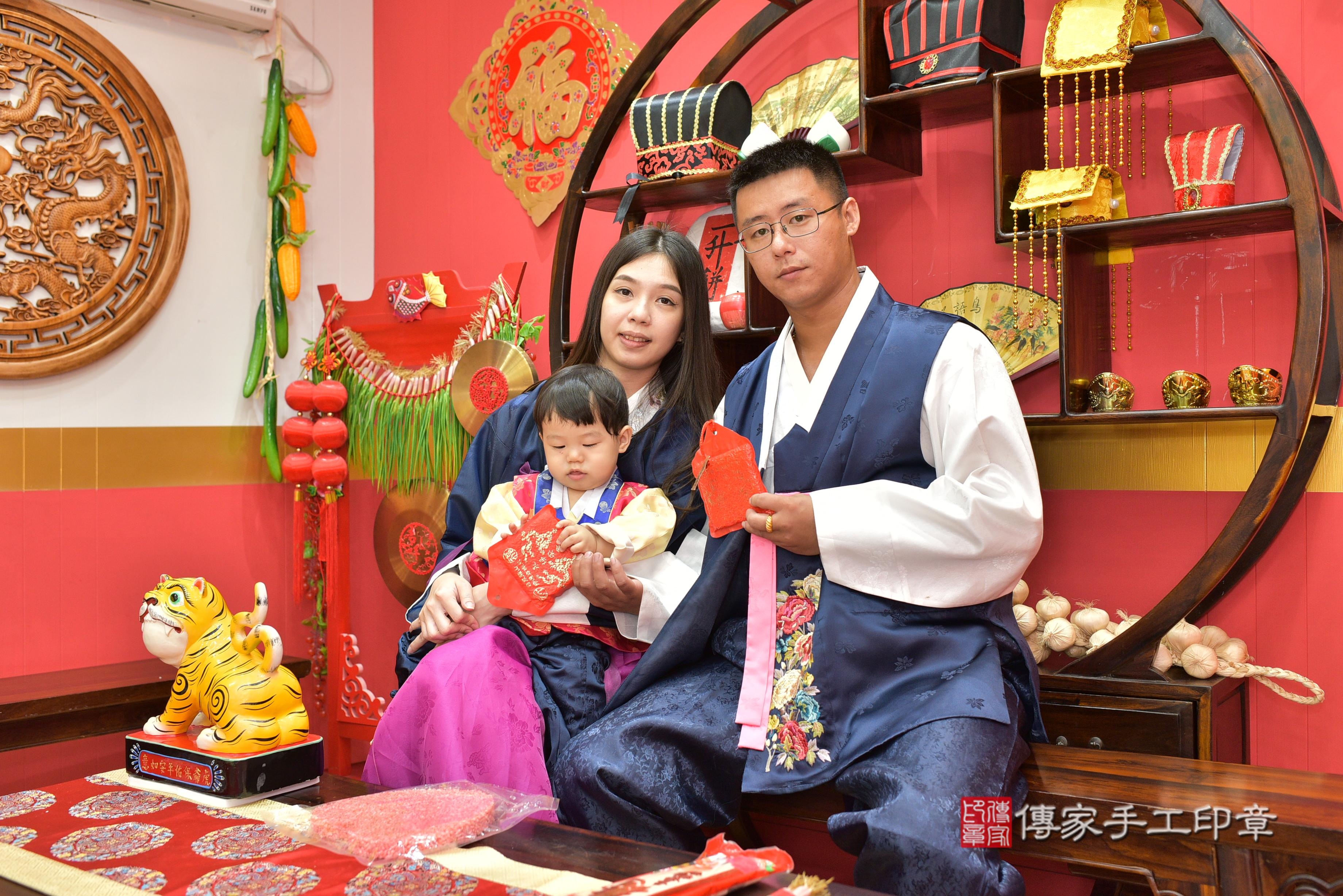 傳家手工印章桃園店、抓周、度脺、美式風會場、傳家嬰兒古禮、吉祥話、抓周道具物品24種、拍照。抓周證書。寶寶抓周、滿周歲、生日快樂、祝福 傳家手工印章桃園店、抓周、度脺、美式風會場、傳家嬰兒古禮、吉祥話、抓周道具物品24種、拍照。抓周證書。寶寶抓周、滿周歲、生日快樂、祝福