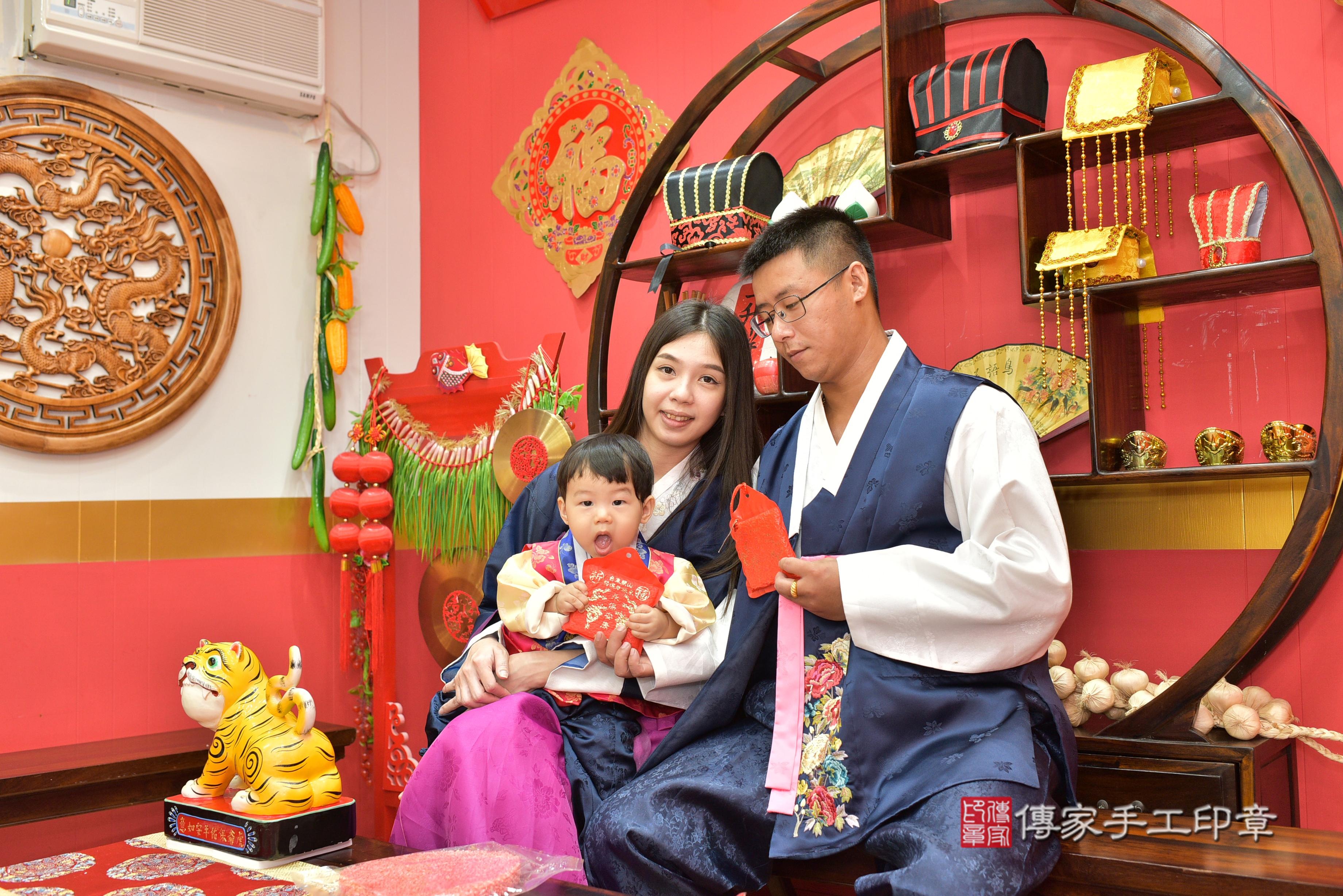 傳家手工印章桃園店、抓周、度脺、美式風會場、傳家嬰兒古禮、吉祥話、抓周道具物品24種、拍照。抓周證書。寶寶抓周、滿周歲、生日快樂、祝福 傳家手工印章桃園店、抓周、度脺、美式風會場、傳家嬰兒古禮、吉祥話、抓周道具物品24種、拍照。抓周證書。寶寶抓周、滿周歲、生日快樂、祝福