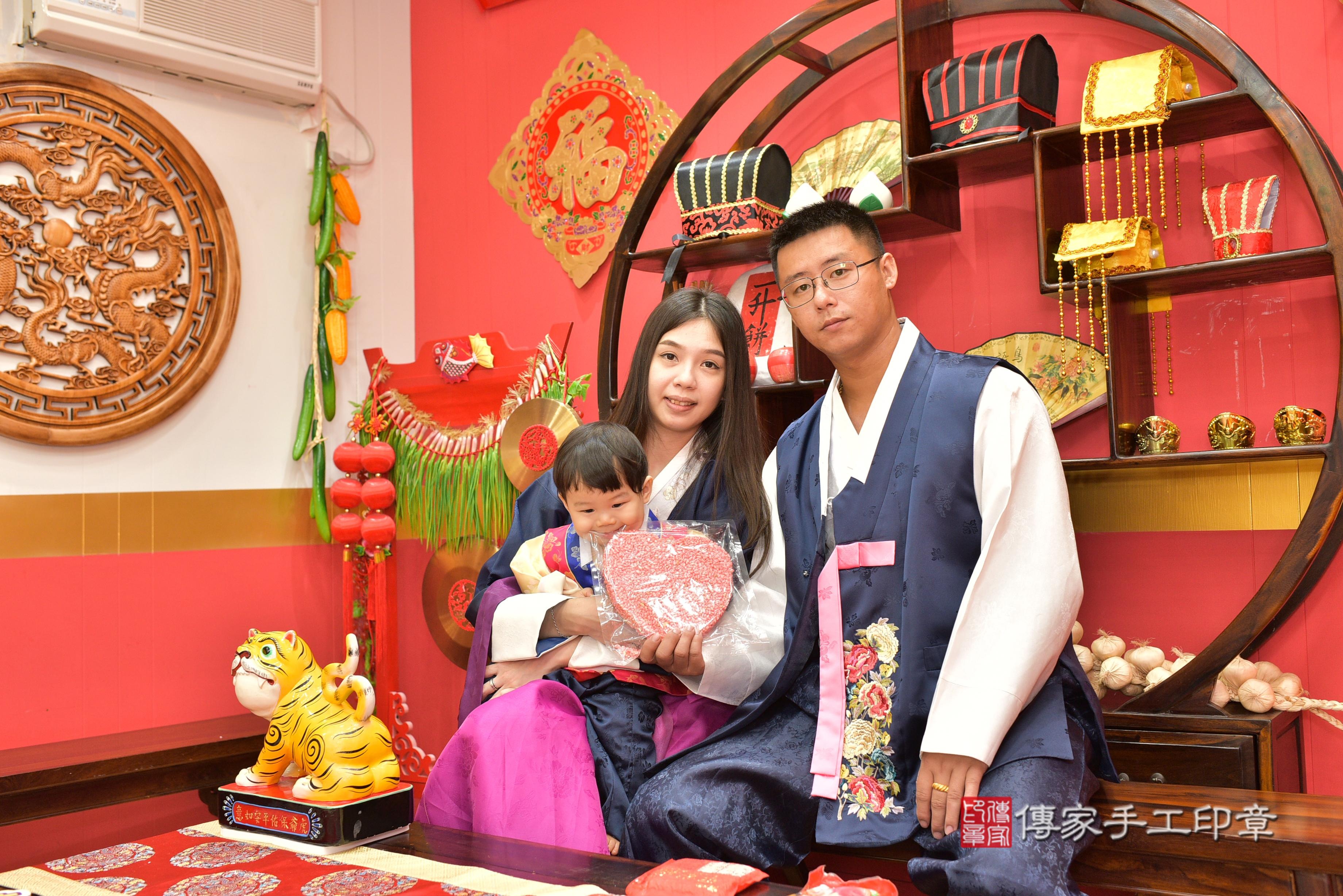 傳家手工印章桃園店、抓周、度脺、美式風會場、傳家嬰兒古禮、吉祥話、抓周道具物品24種、拍照。抓周證書。寶寶抓周、滿周歲、生日快樂、祝福 傳家手工印章桃園店、抓周、度脺、美式風會場、傳家嬰兒古禮、吉祥話、抓周道具物品24種、拍照。抓周證書。寶寶抓周、滿周歲、生日快樂、祝福