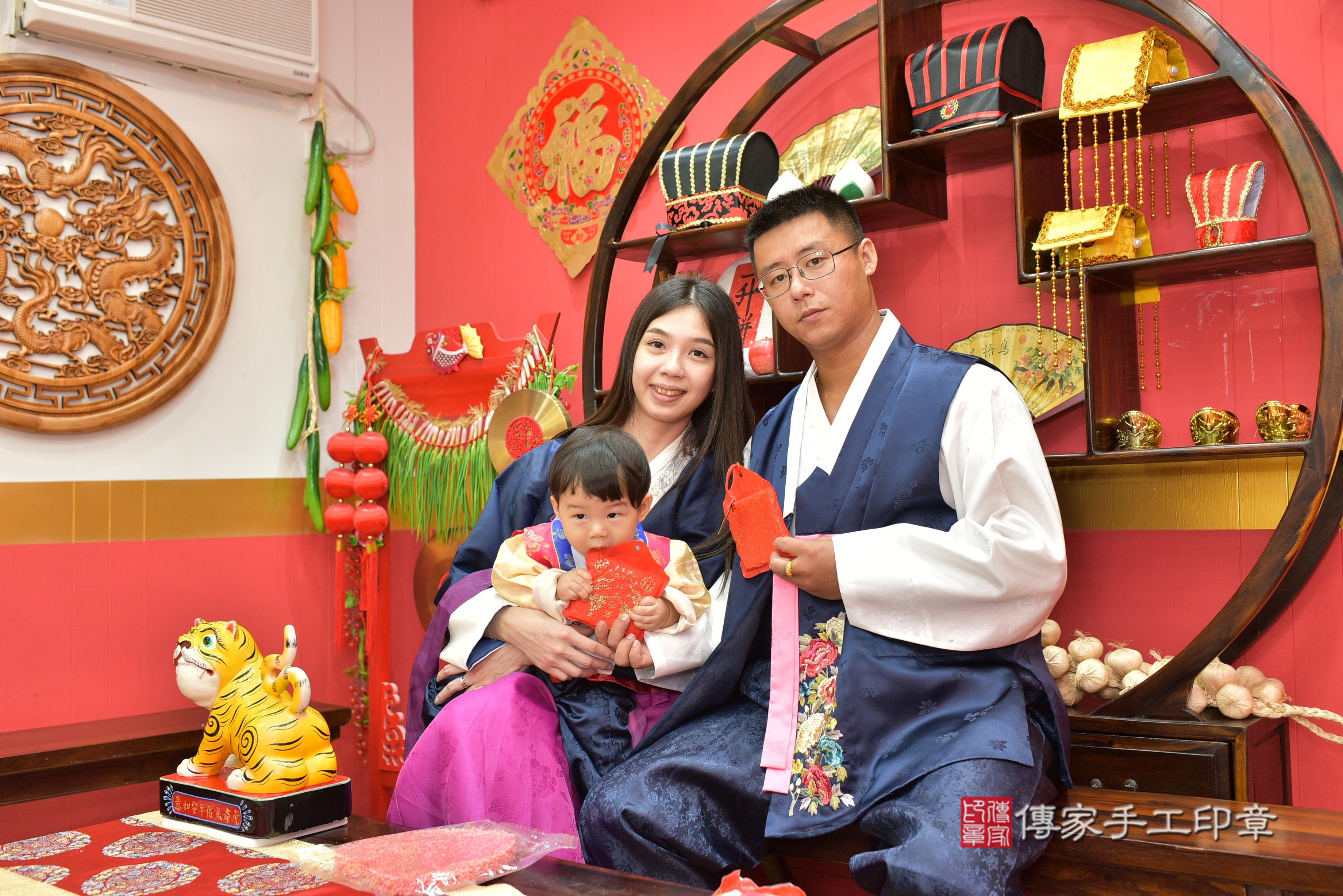 傳家手工印章桃園店、抓周、度脺、美式風會場、傳家嬰兒古禮、吉祥話、抓周道具物品24種、拍照。抓周證書。寶寶抓周、滿周歲、生日快樂、祝福 傳家手工印章桃園店、抓周、度脺、美式風會場、傳家嬰兒古禮、吉祥話、抓周道具物品24種、拍照。抓周證書。寶寶抓周、滿周歲、生日快樂、祝福