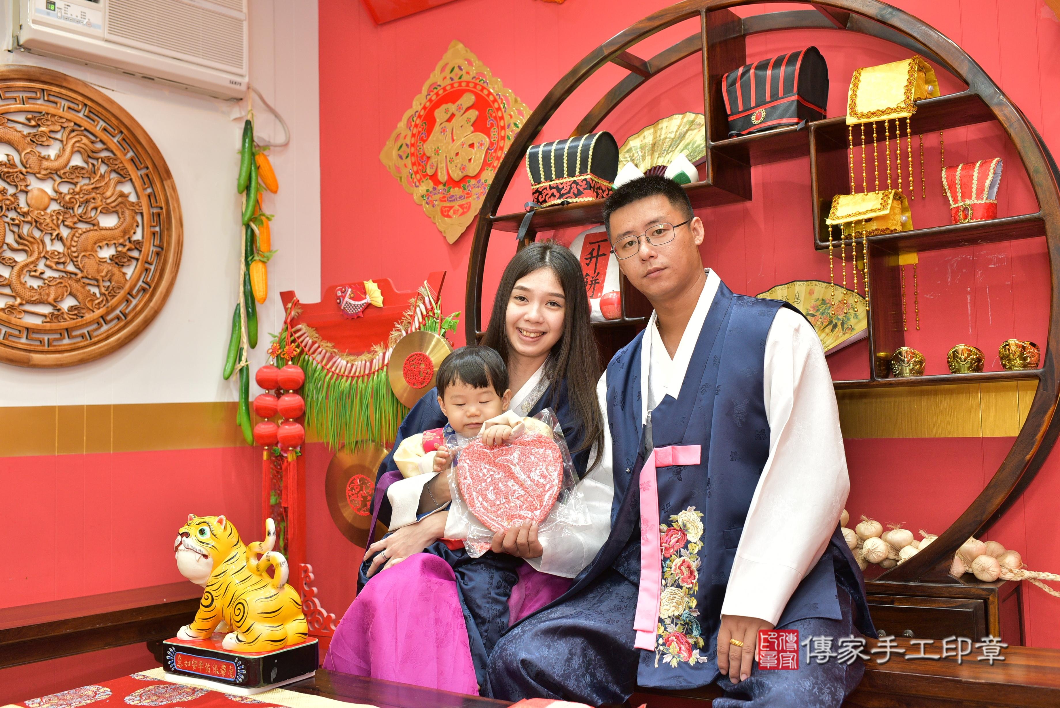 傳家手工印章桃園店、抓周、度脺、美式風會場、傳家嬰兒古禮、吉祥話、抓周道具物品24種、拍照。抓周證書。寶寶抓周、滿周歲、生日快樂、祝福 傳家手工印章桃園店、抓周、度脺、美式風會場、傳家嬰兒古禮、吉祥話、抓周道具物品24種、拍照。抓周證書。寶寶抓周、滿周歲、生日快樂、祝福