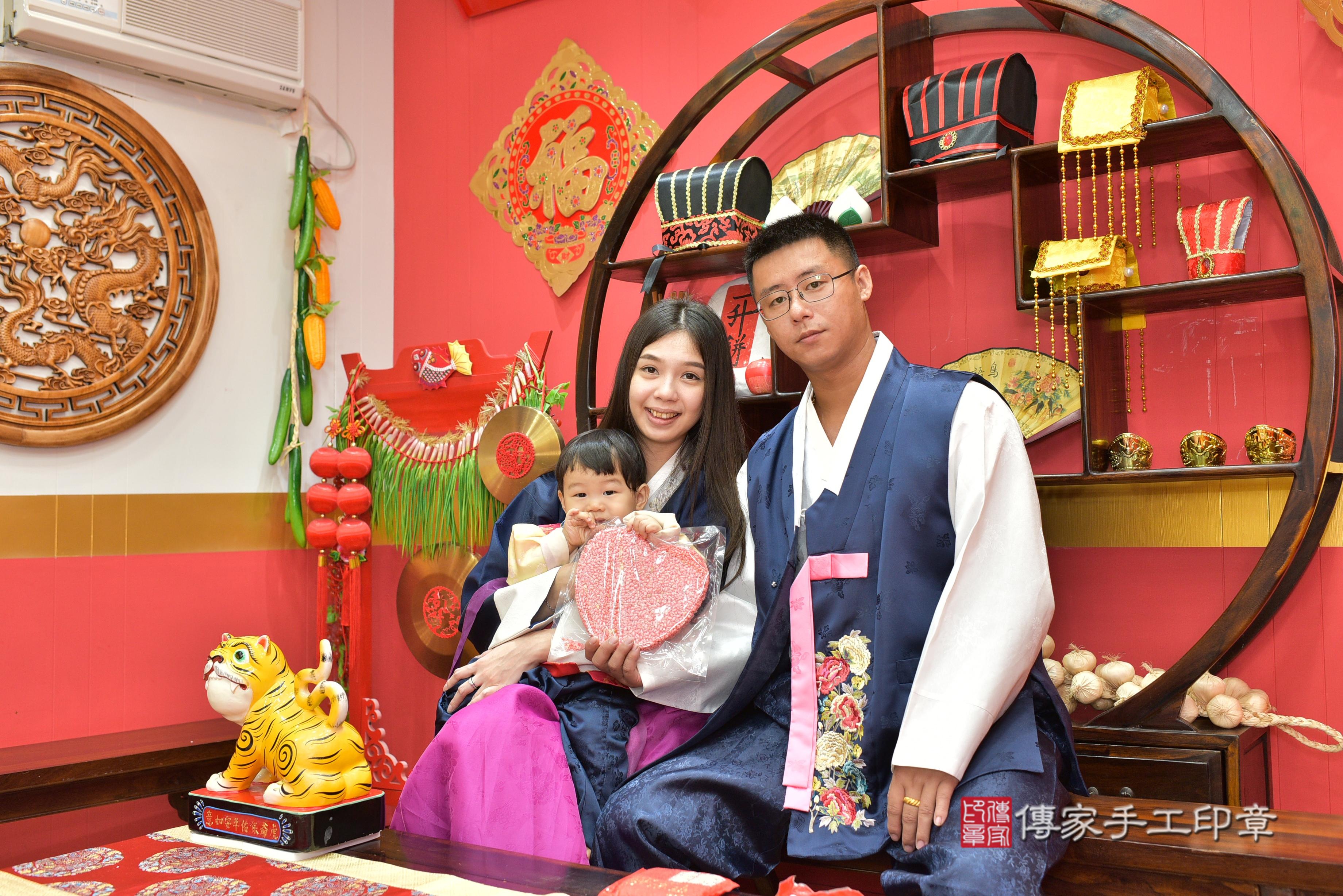 傳家手工印章桃園店、抓周、度脺、美式風會場、傳家嬰兒古禮、吉祥話、抓周道具物品24種、拍照。抓周證書。寶寶抓周、滿周歲、生日快樂、祝福 傳家手工印章桃園店、抓周、度脺、美式風會場、傳家嬰兒古禮、吉祥話、抓周道具物品24種、拍照。抓周證書。寶寶抓周、滿周歲、生日快樂、祝福