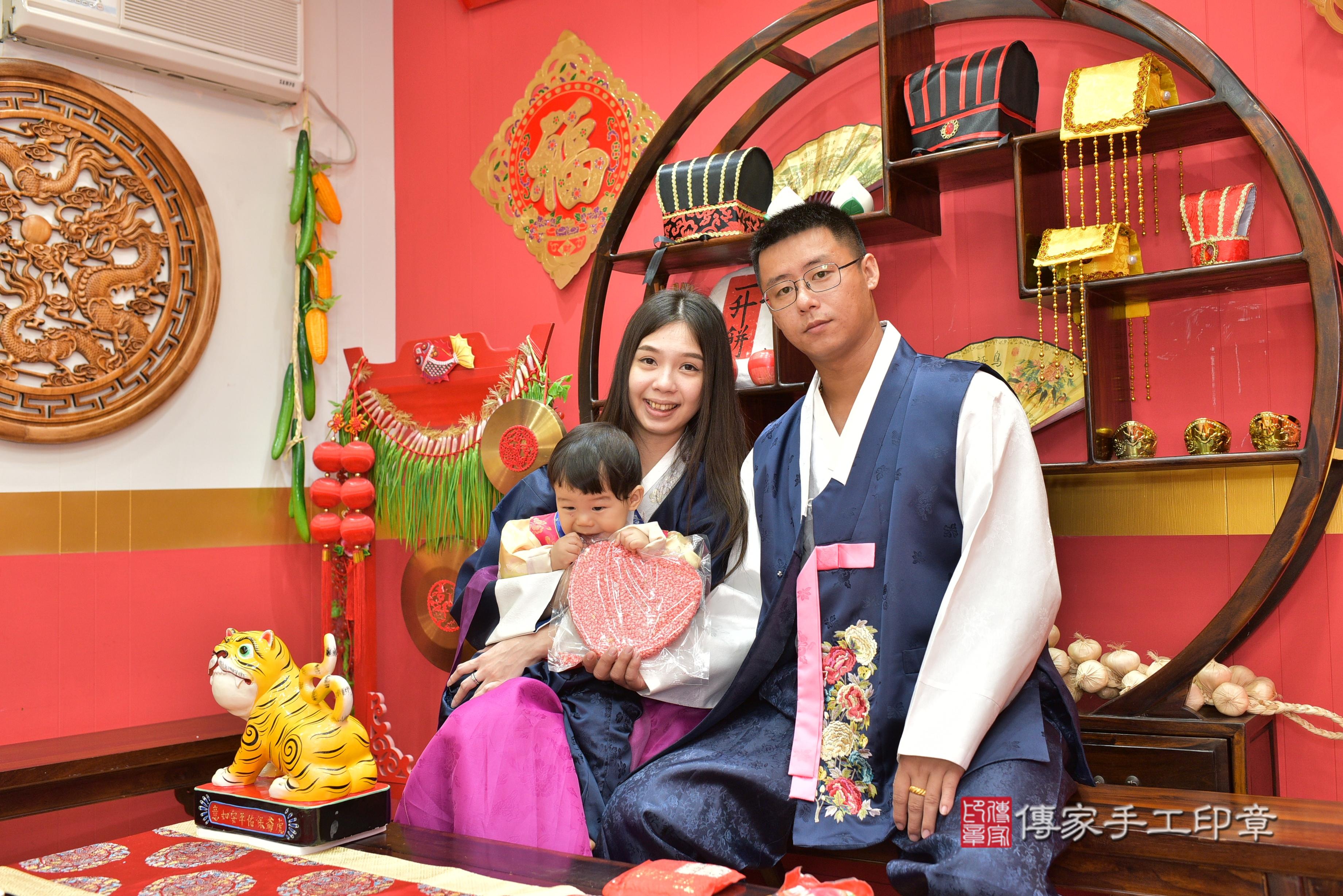 傳家手工印章桃園店、抓周、度脺、美式風會場、傳家嬰兒古禮、吉祥話、抓周道具物品24種、拍照。抓周證書。寶寶抓周、滿周歲、生日快樂、祝福 傳家手工印章桃園店、抓周、度脺、美式風會場、傳家嬰兒古禮、吉祥話、抓周道具物品24種、拍照。抓周證書。寶寶抓周、滿周歲、生日快樂、祝福