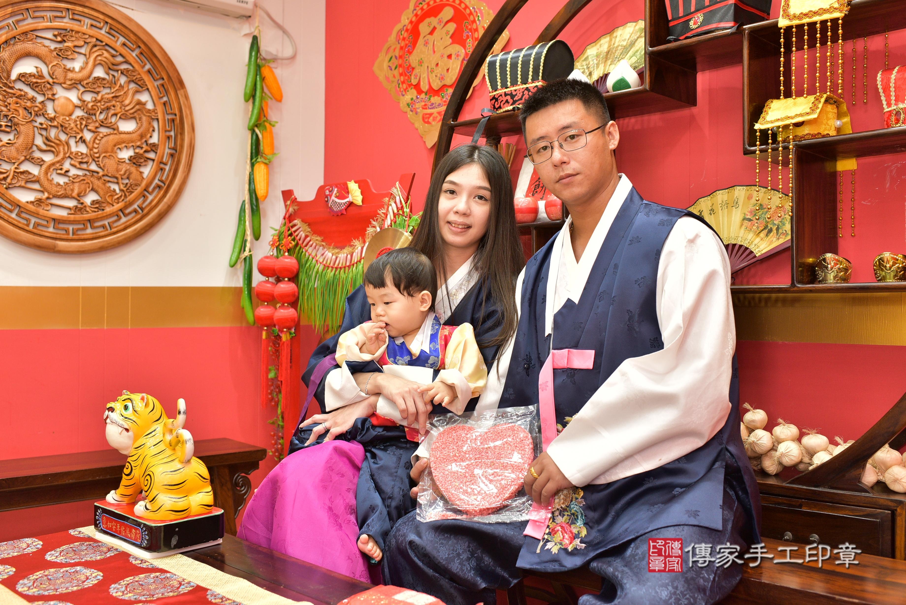 傳家手工印章桃園店、抓周、度脺、美式風會場、傳家嬰兒古禮、吉祥話、抓周道具物品24種、拍照。抓周證書。寶寶抓周、滿周歲、生日快樂、祝福 傳家手工印章桃園店、抓周、度脺、美式風會場、傳家嬰兒古禮、吉祥話、抓周道具物品24種、拍照。抓周證書。寶寶抓周、滿周歲、生日快樂、祝福