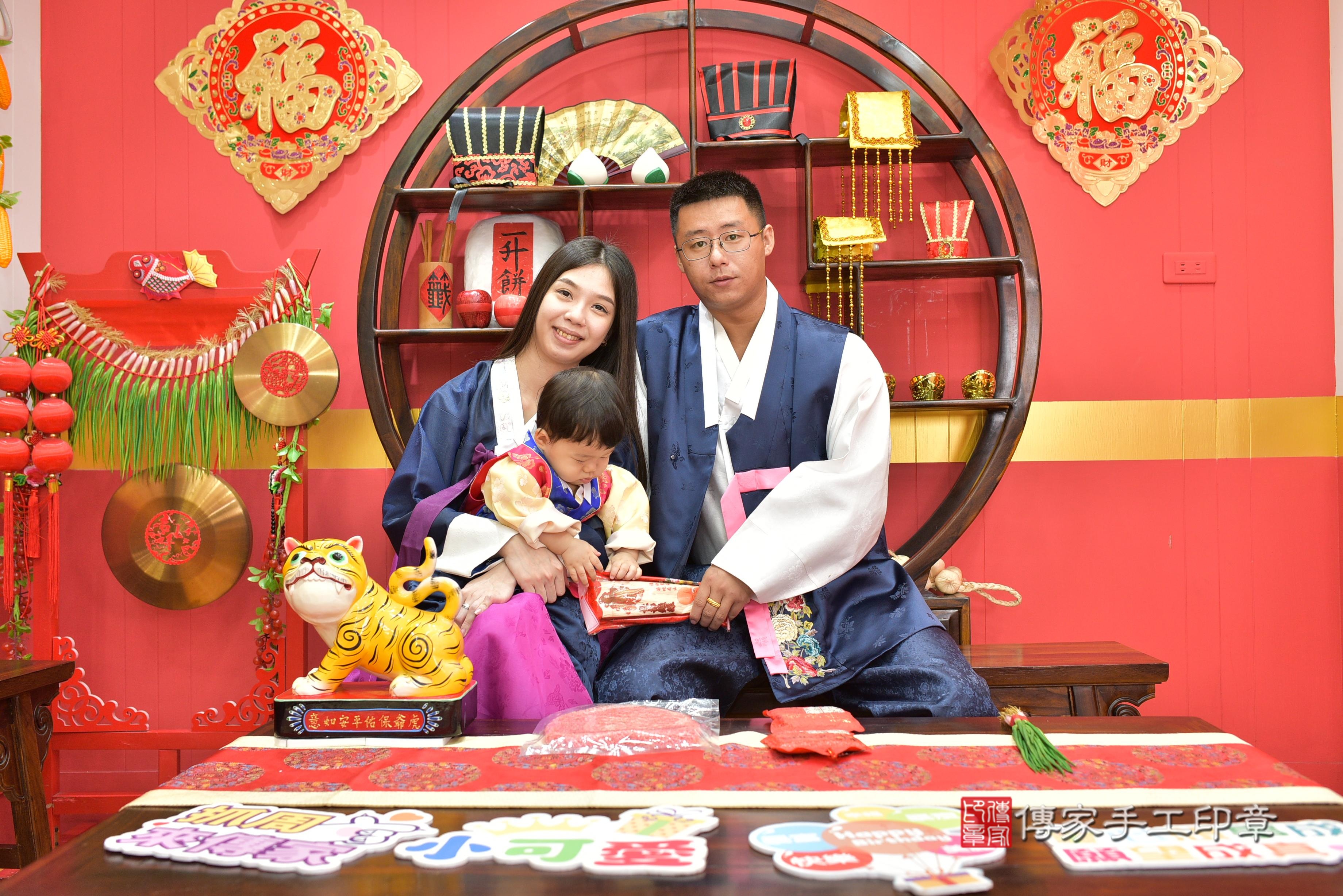 傳家手工印章桃園店、抓周、度脺、美式風會場、傳家嬰兒古禮、吉祥話、抓周道具物品24種、拍照。抓周證書。寶寶抓周、滿周歲、生日快樂、祝福 傳家手工印章桃園店、抓周、度脺、美式風會場、傳家嬰兒古禮、吉祥話、抓周道具物品24種、拍照。抓周證書。寶寶抓周、滿周歲、生日快樂、祝福